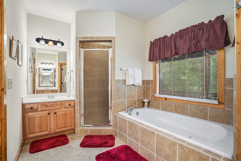 Ellijay, Georgia, 30540, United States, 4 Bedrooms Bedrooms, ,4 BathroomsBathrooms,Residential,For Sale,1858998
