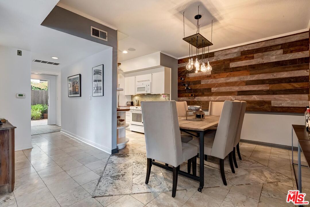 West Hollywood, California, 90069, United States, 2 Bedrooms Bedrooms, ,2 BathroomsBathrooms,Residential,For Sale,1819033