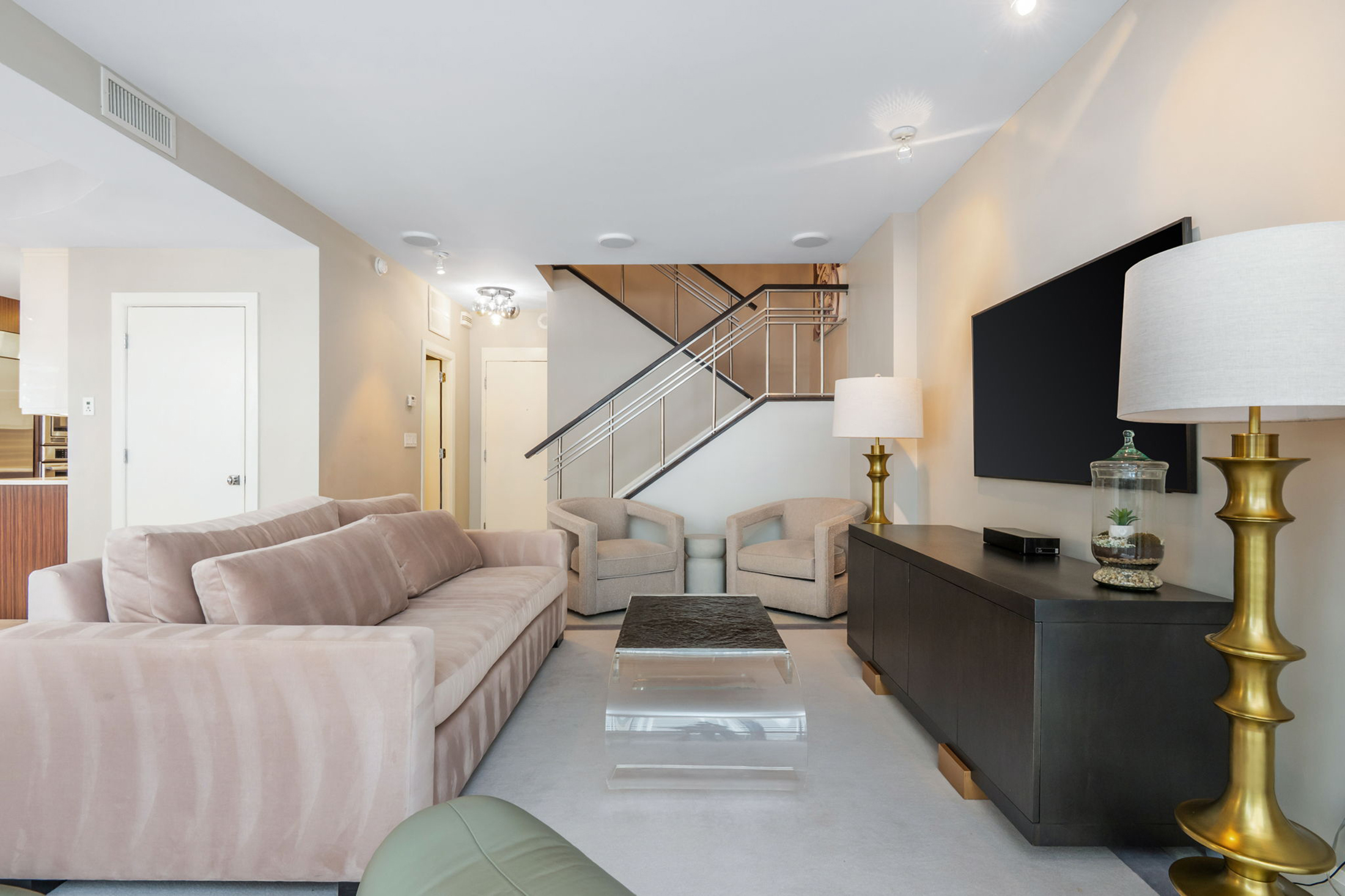  Fully Renovated Two-story Condo in the Iconic Colony House at Colony Square - 物件實景