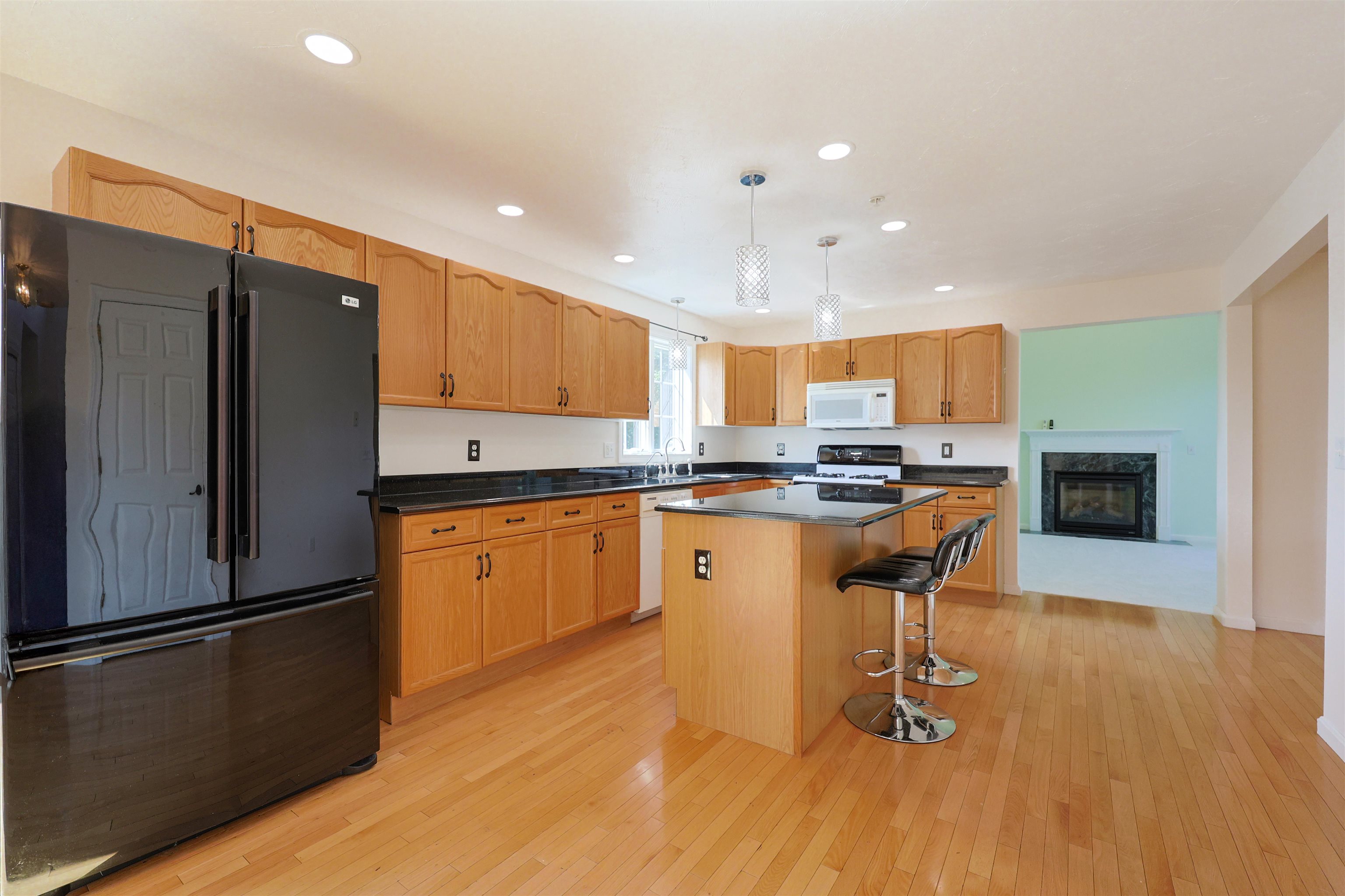 Derry, New Hampshire, 03038, United States, 3 Bedrooms Bedrooms, ,2 BathroomsBathrooms,Residential,For Sale,1926194