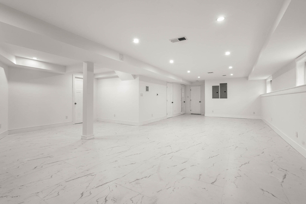 Weston, Massachusetts, 02493, United States, 4 Bedrooms Bedrooms, ,5 BathroomsBathrooms,Residential,For Sale,1989089