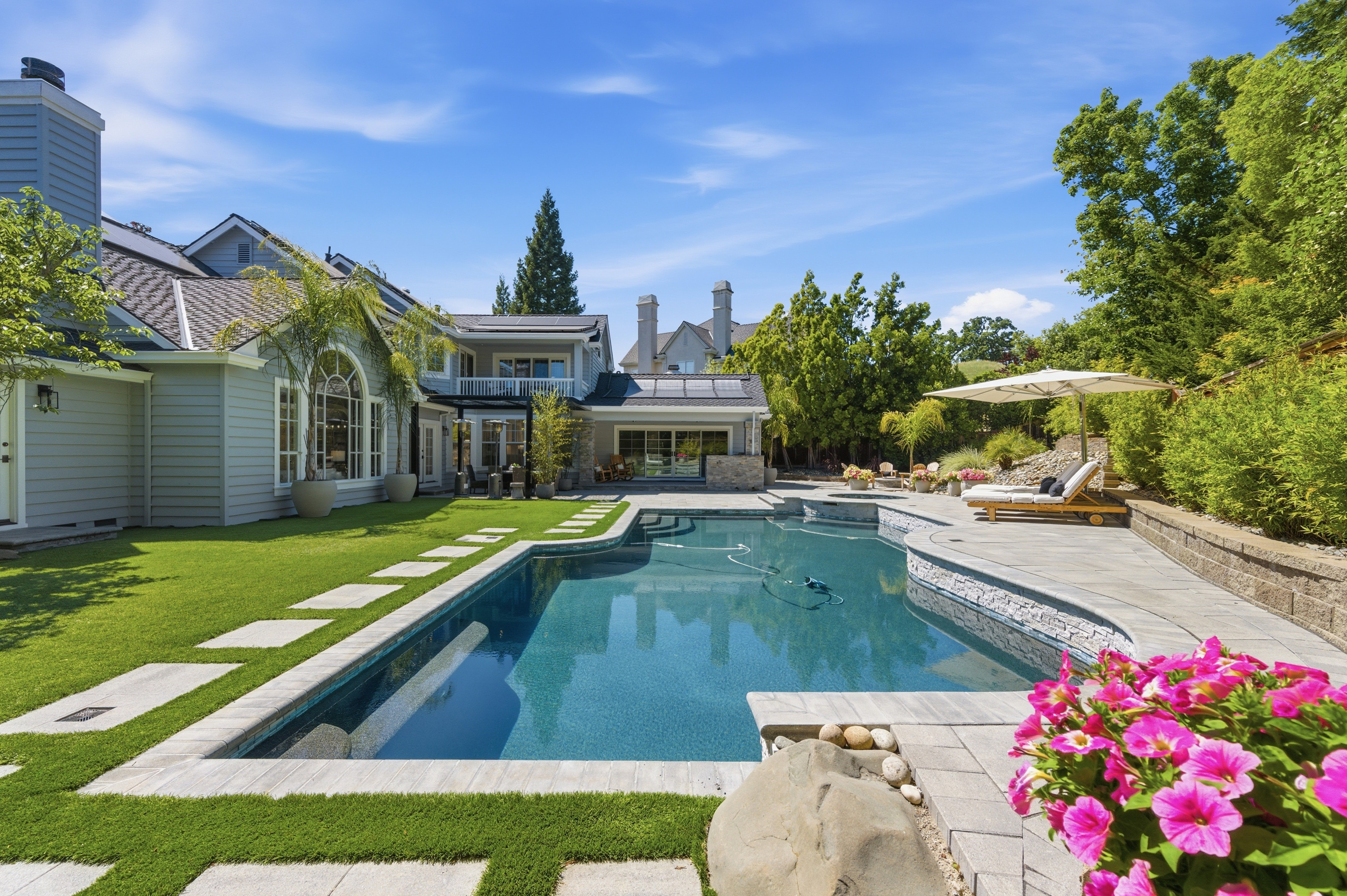  Timeless Transitional Estate with Resort-Style Backyard - 物件實景