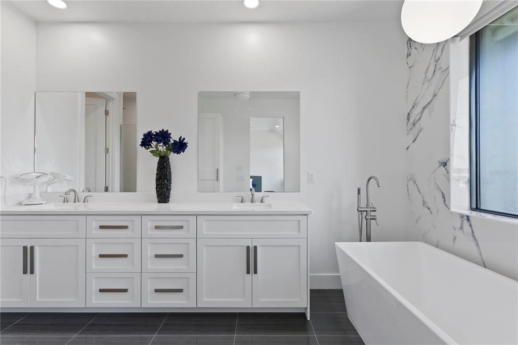 Tampa, Florida, 33606, United States, 4 Bedrooms Bedrooms, ,3 BathroomsBathrooms,Residential,For Sale,1998120