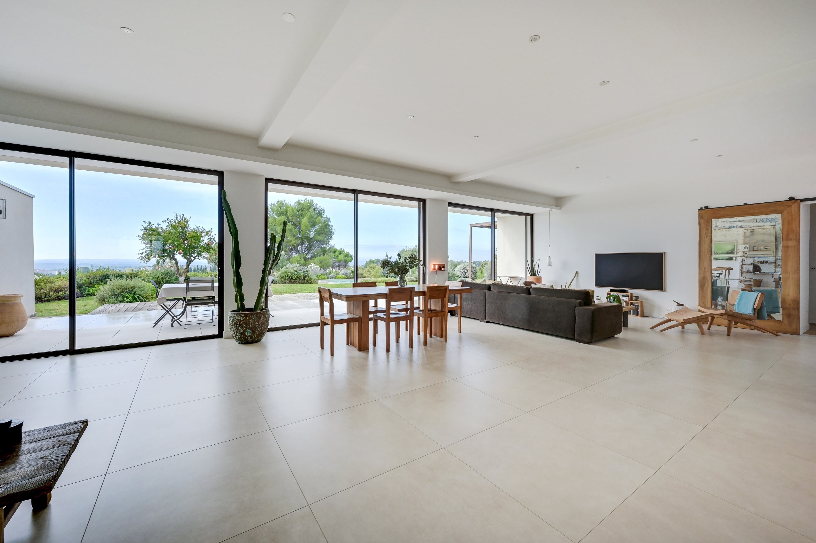  THE LUXURY OF SINGLE-LEVEL LIVING IN A SECURE PRIVATE ESTATE - 物件實景
