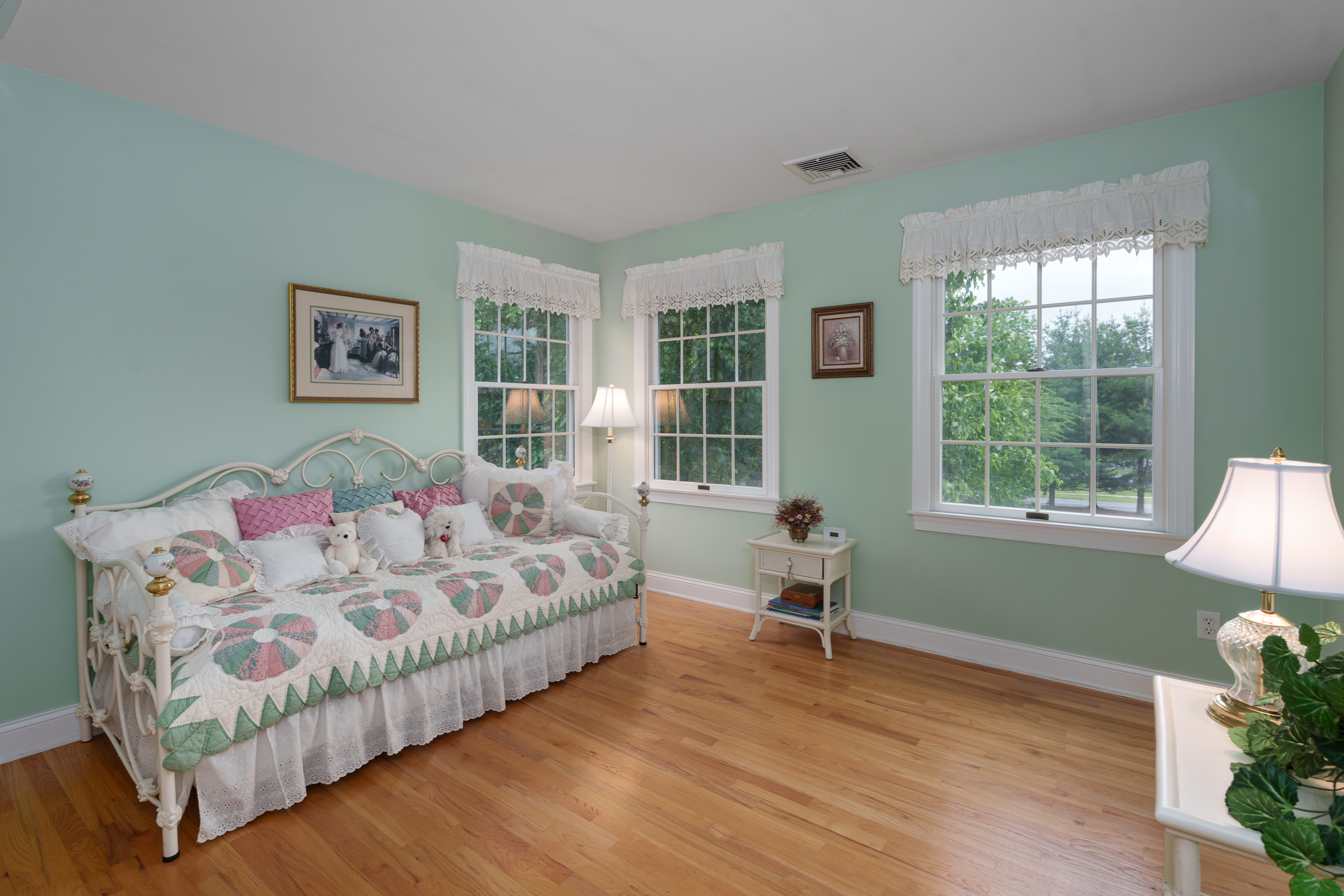  Grosso Built Center Hall Colonial with Four Bedrooms Near Schools and Library - 物件實景