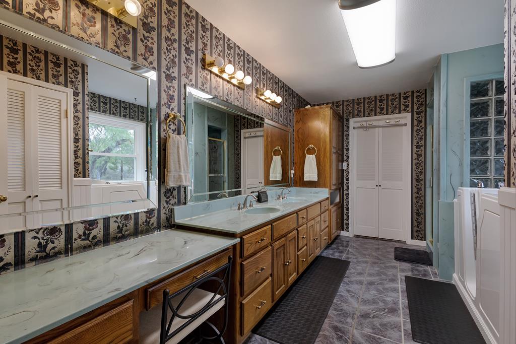 Llano, Texas, 78643, United States, 3 Bedrooms Bedrooms, ,2 BathroomsBathrooms,Residential,For Sale,1869749