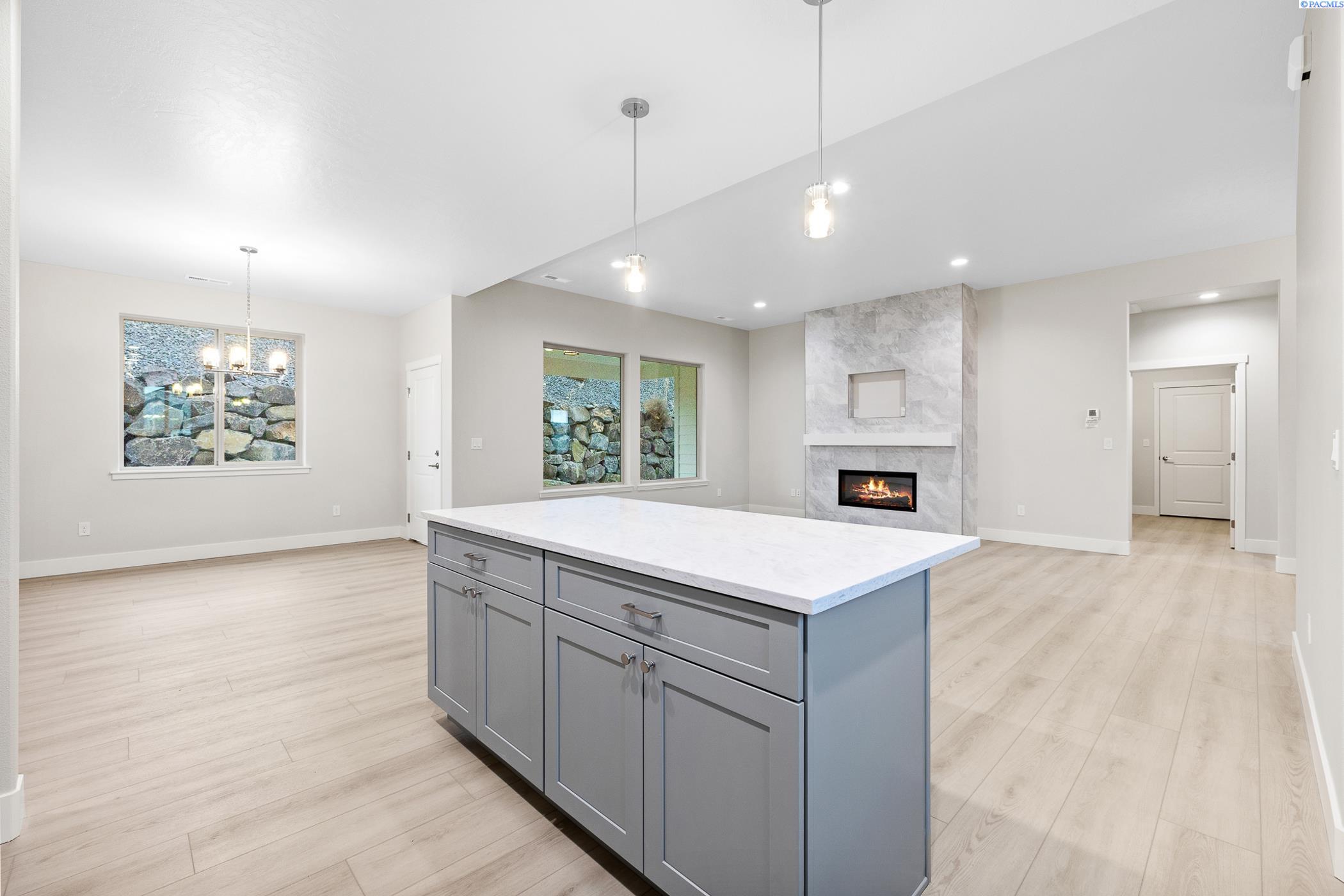 Kennewick, Washington, 99338, United States, 4 Bedrooms Bedrooms, ,2 BathroomsBathrooms,Residential,For Sale,1987872