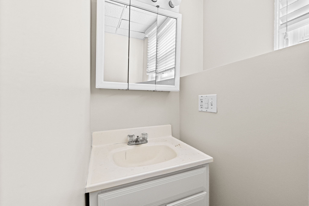 Mansfield, Massachusetts, 02048, United States, 3 Bedrooms Bedrooms, ,2 BathroomsBathrooms,Residential,For Sale,1991950