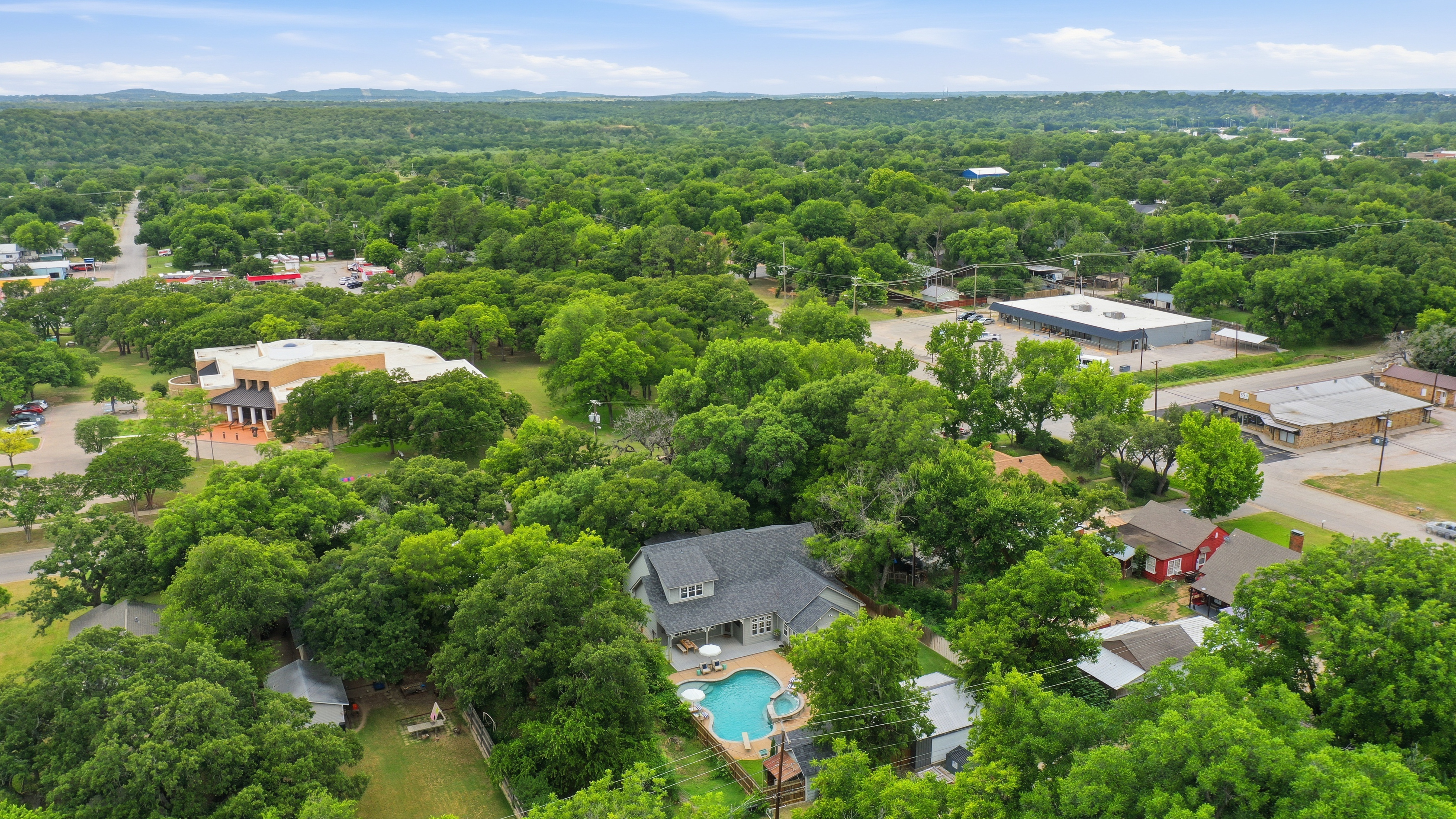  907 Cherry Street  Luxury Home for Sale in Graham, Texas - 物件實景