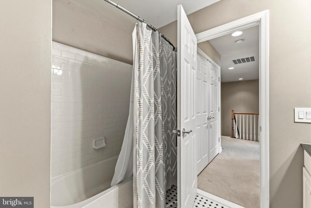 Leesburg, Virginia, 20175, United States, 3 Bedrooms Bedrooms, ,4 BathroomsBathrooms,Residential,For Sale,2049471