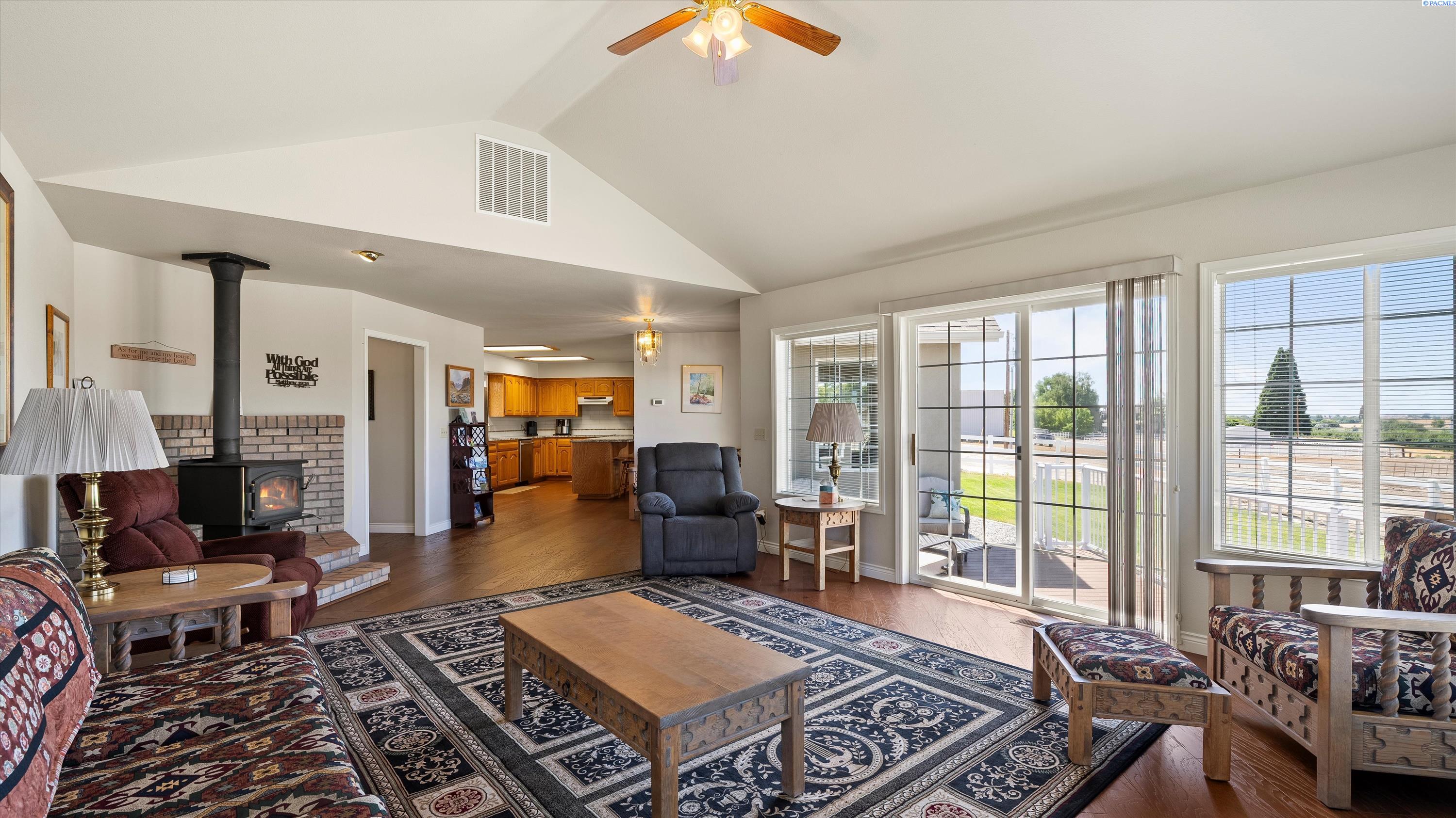 Prosser, Washington, 99350, United States, 3 Bedrooms Bedrooms, ,3 BathroomsBathrooms,Residential,For Sale,1867442