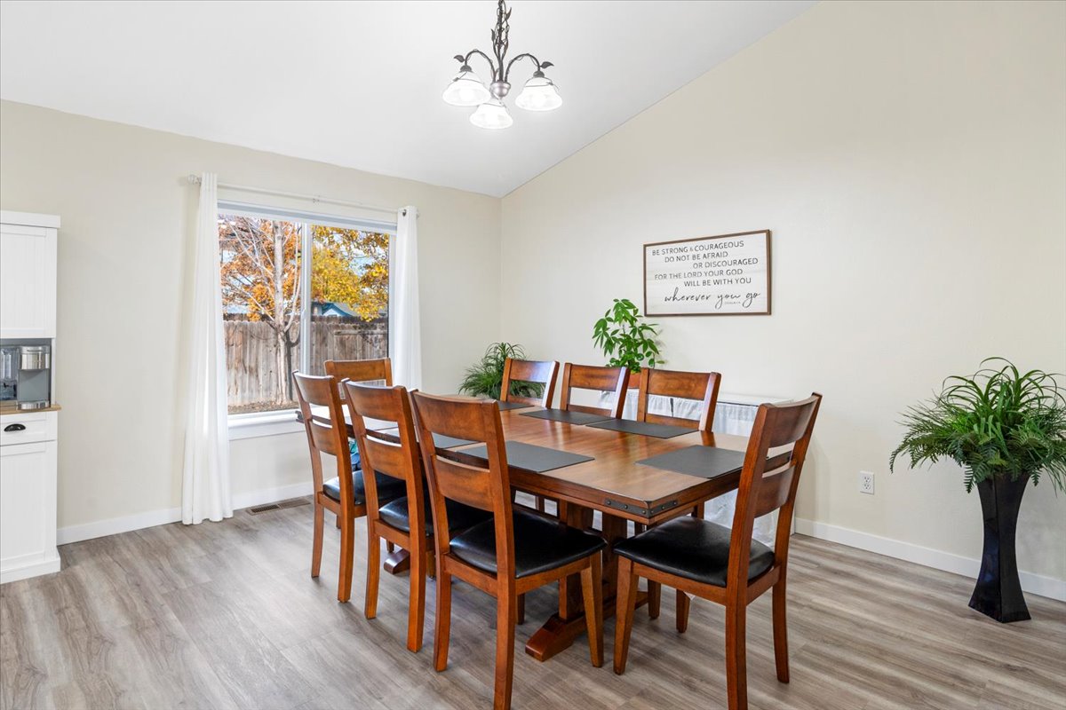 Redmond, Oregon, 97756, United States, 3 Bedrooms Bedrooms, ,2 BathroomsBathrooms,Residential,For Sale,1991530