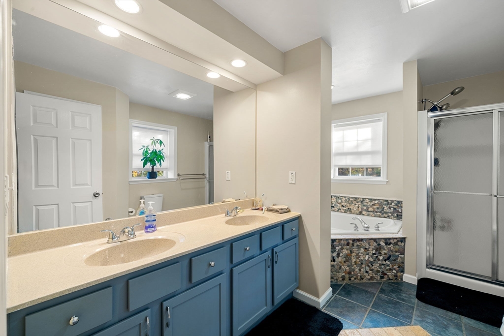 Tyngsboro, Massachusetts, 01879, United States, 4 Bedrooms Bedrooms, ,4 BathroomsBathrooms,Residential,For Sale,2000977