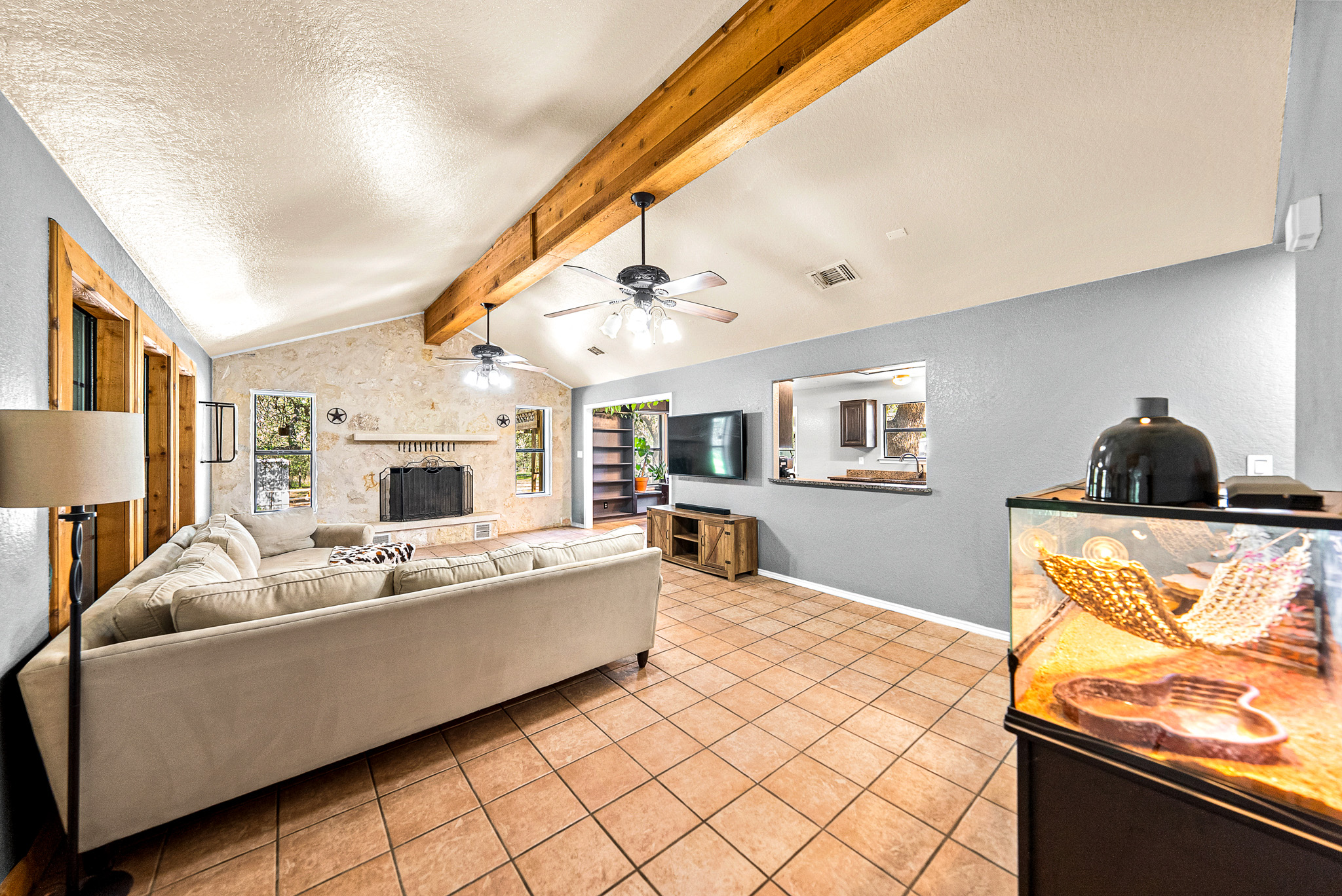  Private 10-Acre Horse Property in Lytle - 物件實景