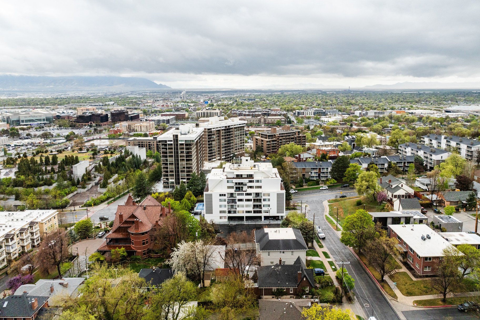  Mid-Century Condo Perched Above City Center - 物件實景
