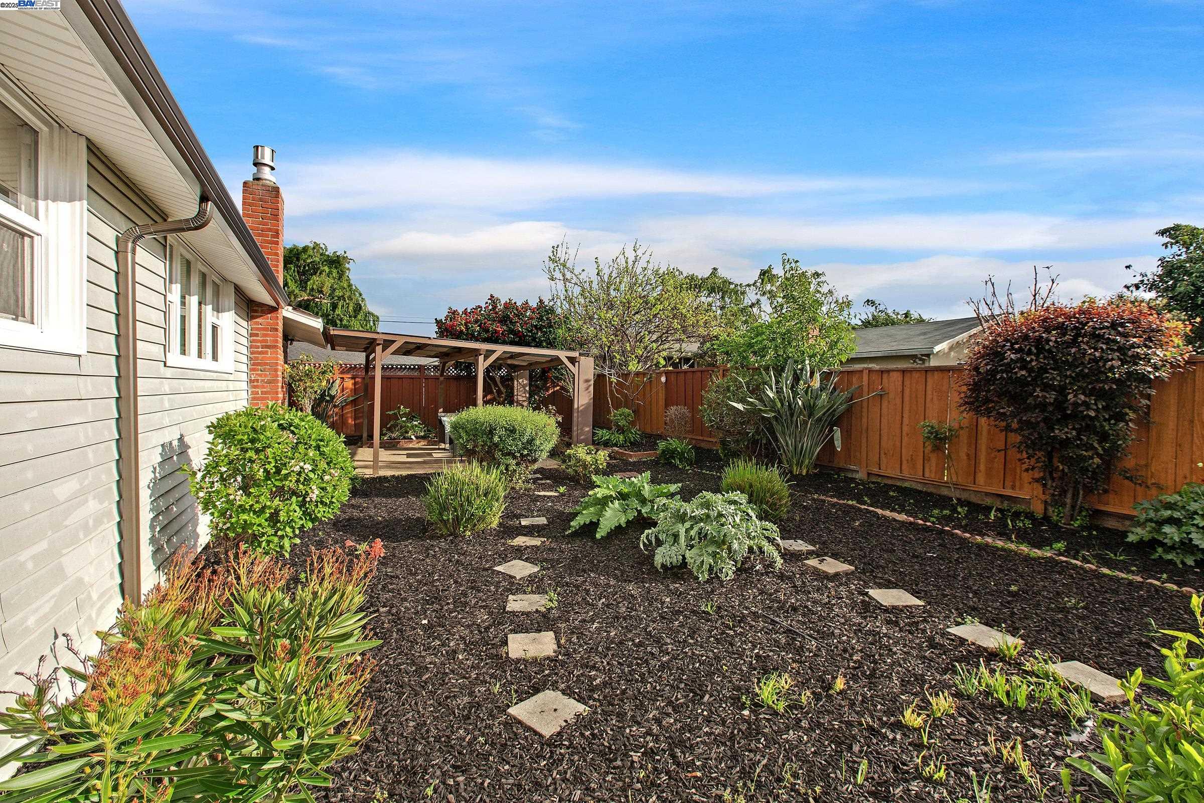 Hayward, California, 94544, United States, 6 Bedrooms Bedrooms, ,2 BathroomsBathrooms,Residential,For Sale,1868213