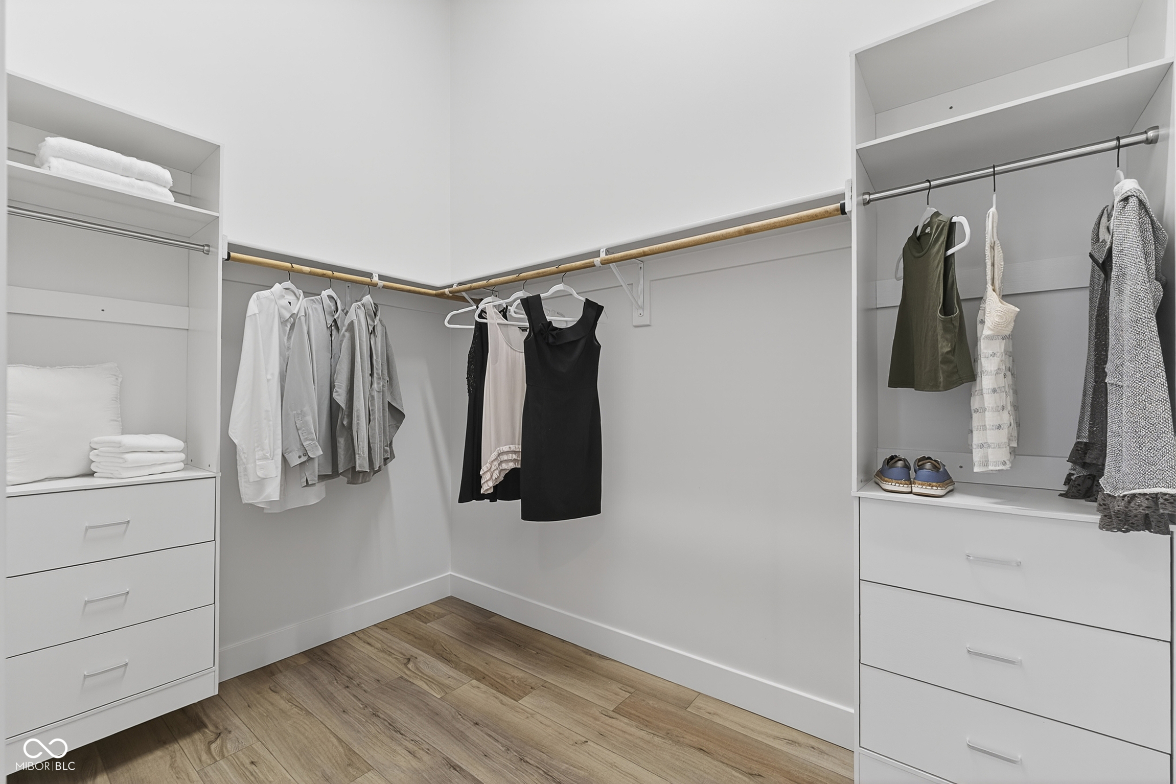 Carmel, Indiana, 46032, United States, 2 Bedrooms Bedrooms, ,3 BathroomsBathrooms,Residential,For Sale,1981116