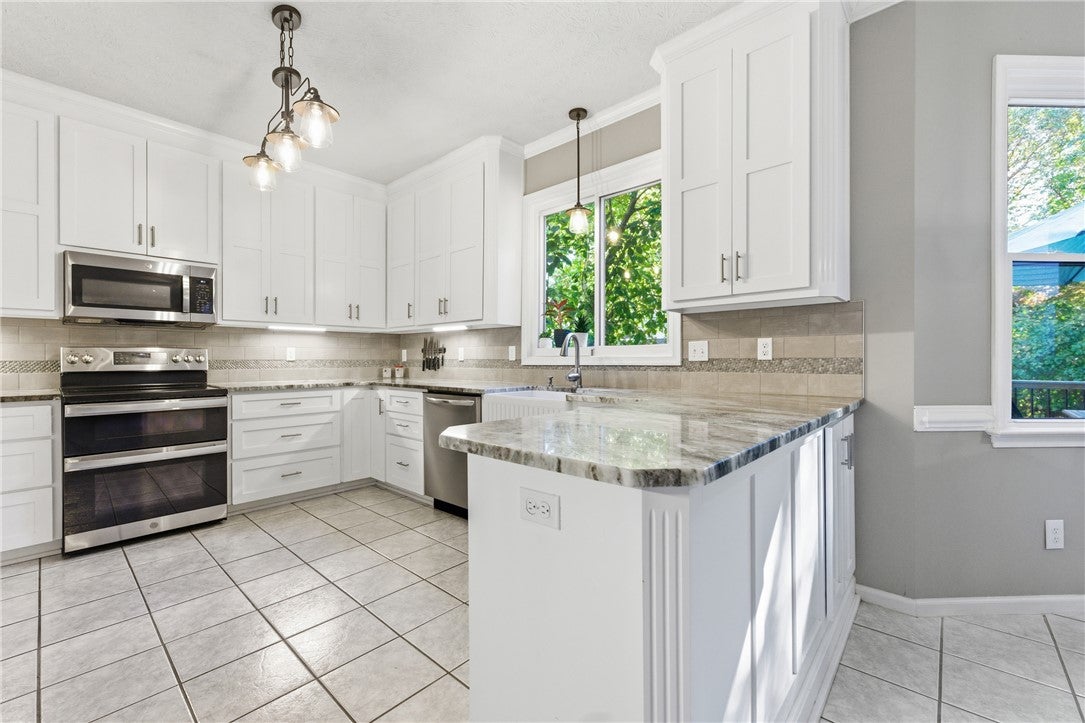 Yorktown, Virginia, 23693, United States, 6 Bedrooms Bedrooms, ,3 BathroomsBathrooms,Residential,For Sale,1987855