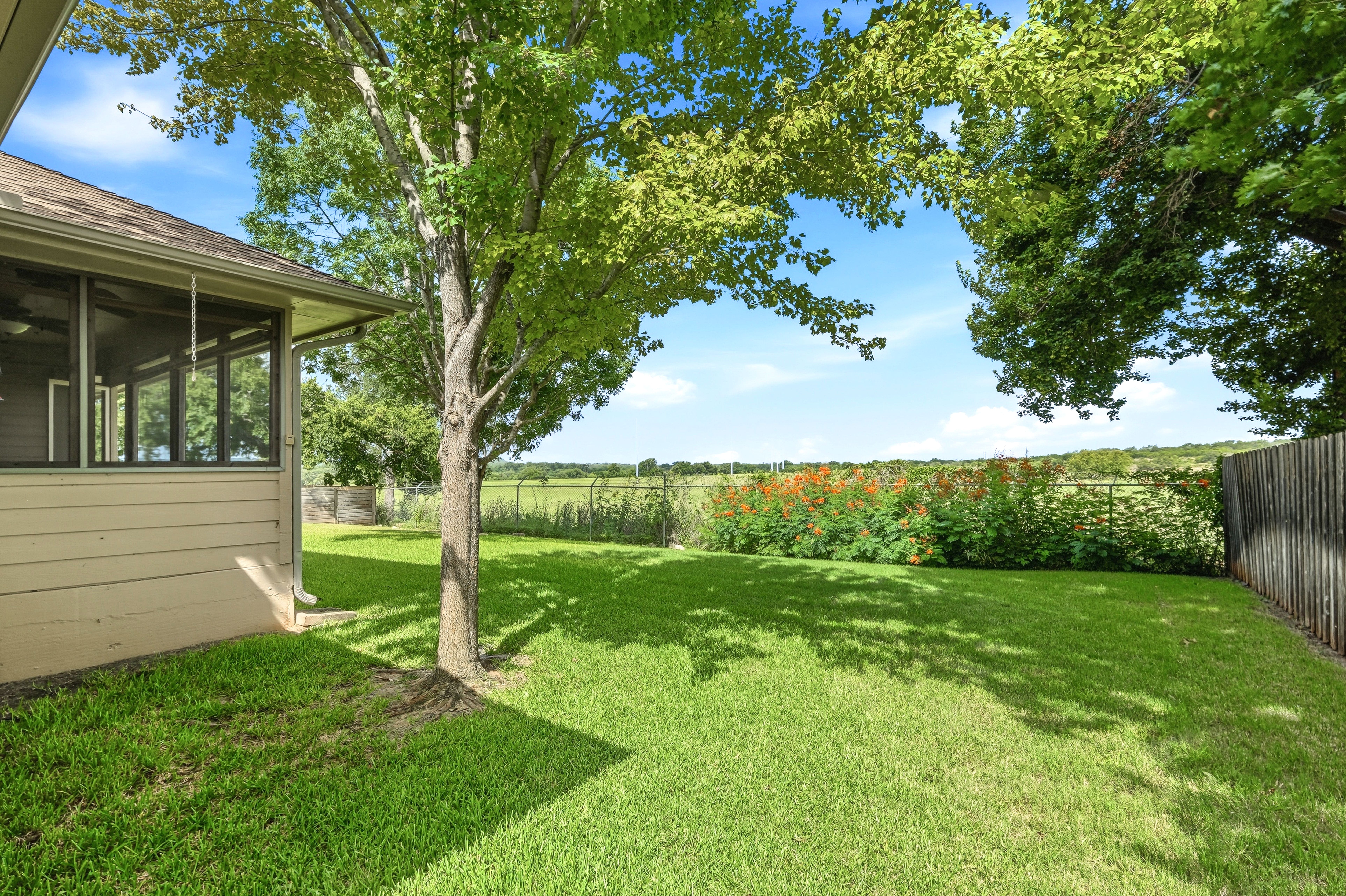  Gated Golf & Lake Community Home in Meadowlakes  Backs to Ranch - 物件實景