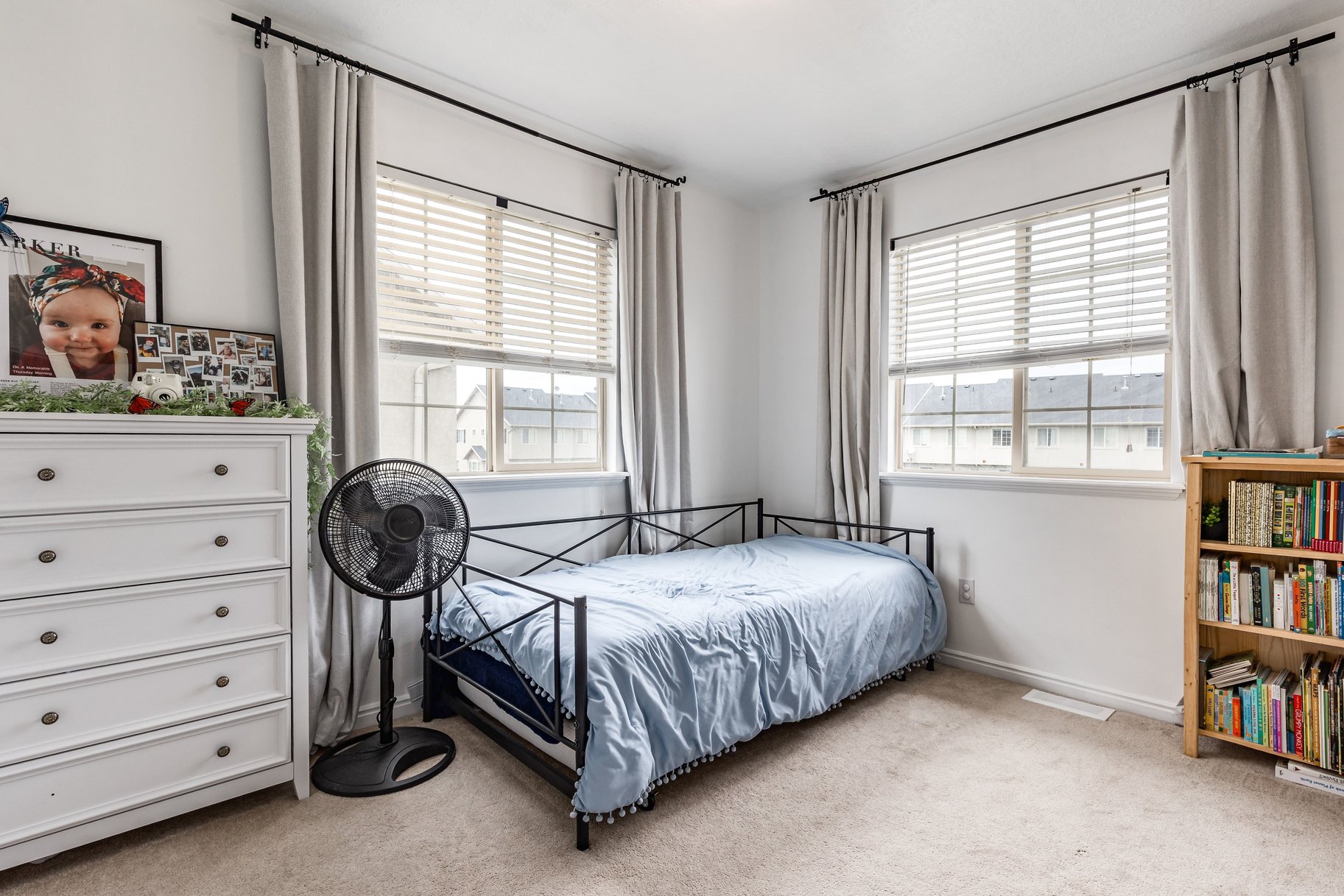  End Row Townhome in Highly Desired Location - 物件實景