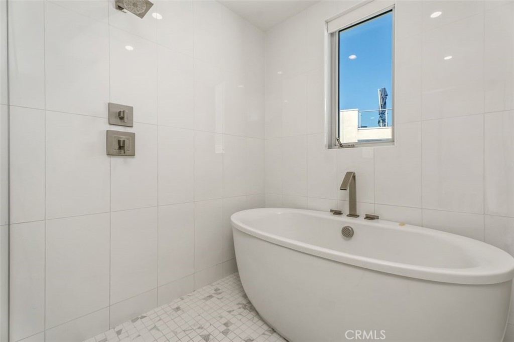 Newport Beach, California, 92663, United States, 2 Bedrooms Bedrooms, ,3 BathroomsBathrooms,Residential,For Sale,1989399