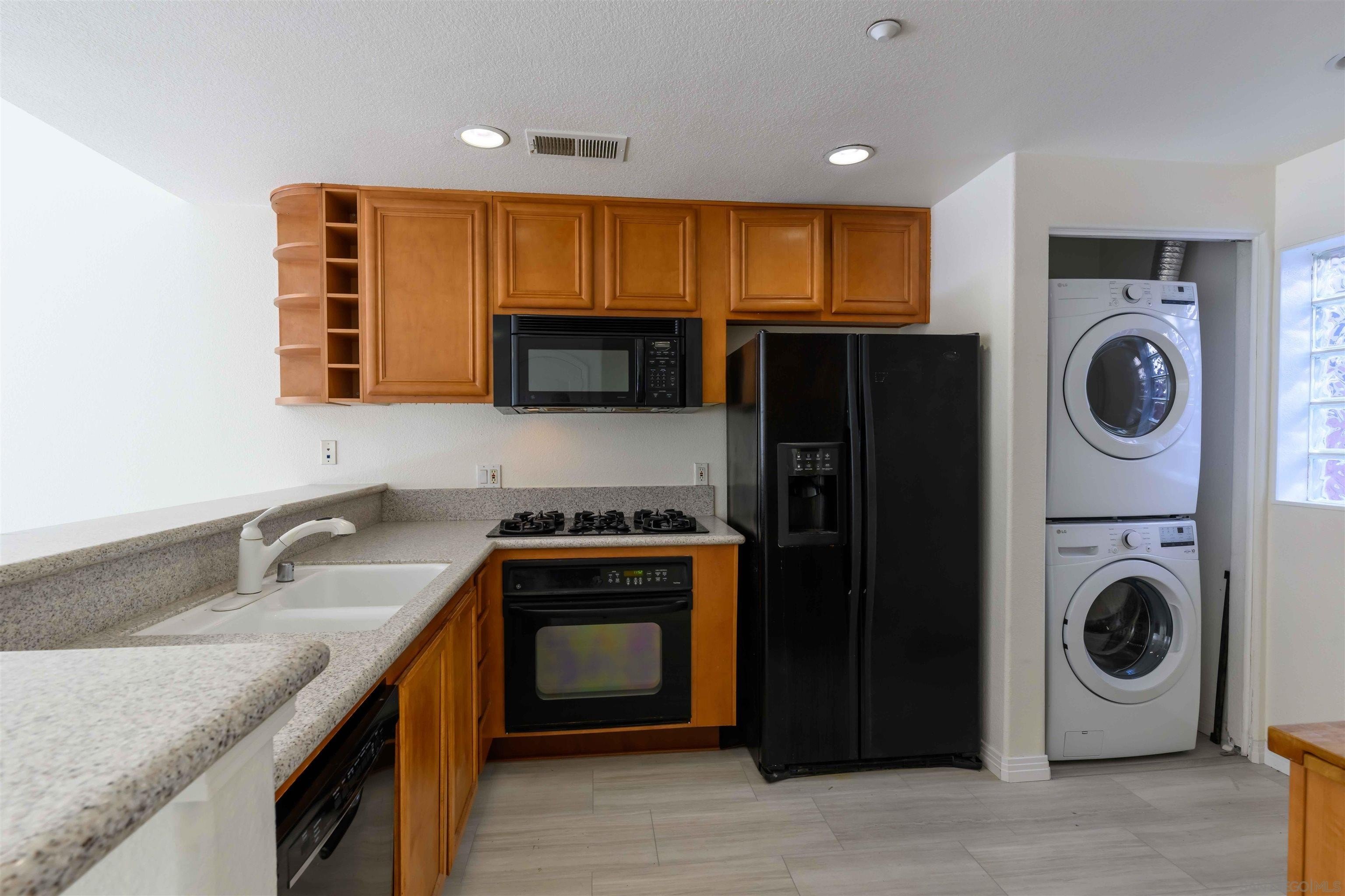 San Diego, California, 92101, United States, 2 Bedrooms Bedrooms, ,3 BathroomsBathrooms,Residential,For Sale,1713203