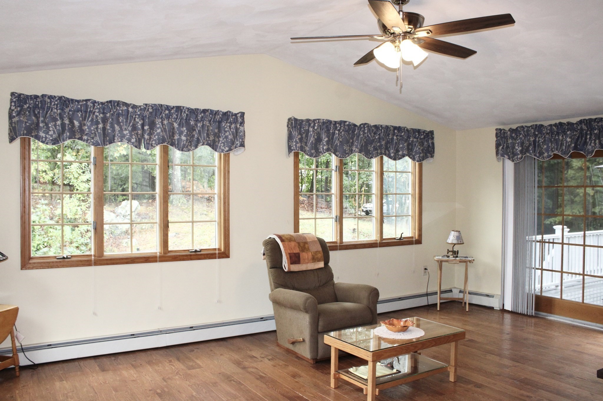 Woburn, Massachusetts, 01801, United States, 4 Bedrooms Bedrooms, ,2 BathroomsBathrooms,Residential,For Sale,1979204