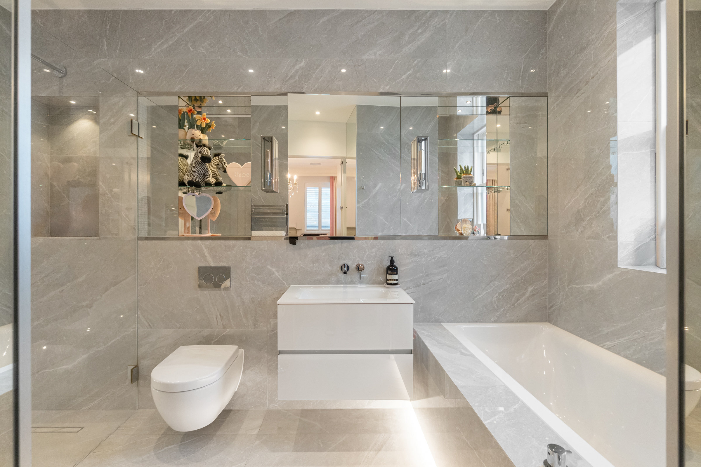  A seven-bedroom Cobham home with a swimming pool and landscaped gardens - 物件實景