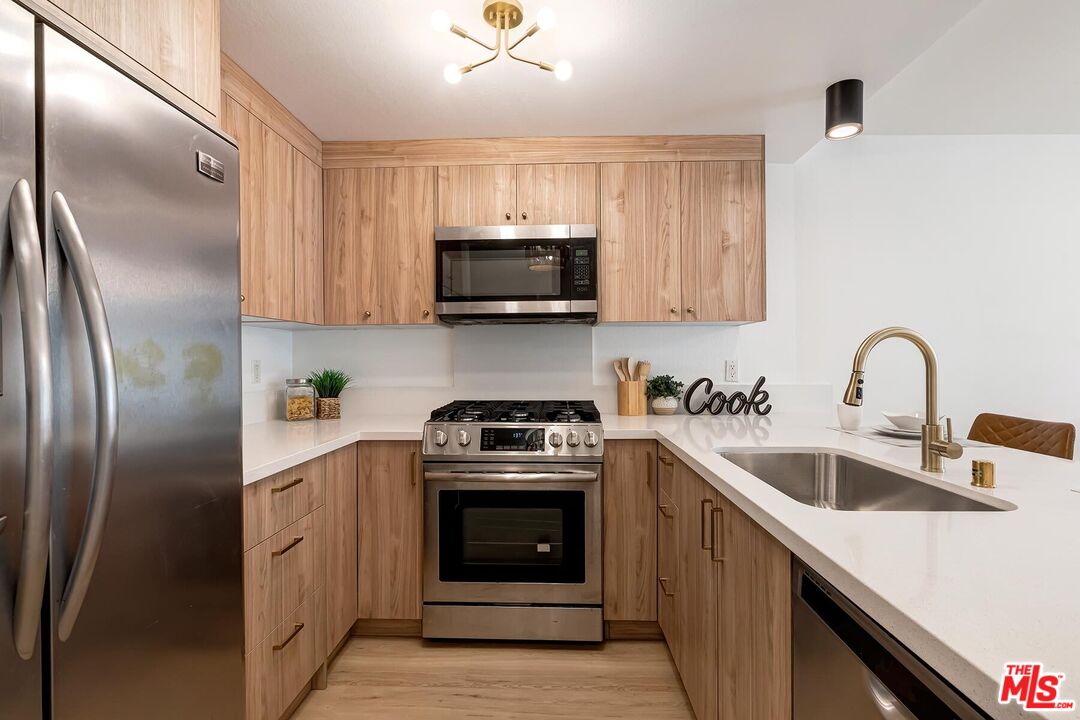 Los Angeles, California, 90025, United States, 2 Bedrooms Bedrooms, ,2 BathroomsBathrooms,Residential,For Sale,2003493