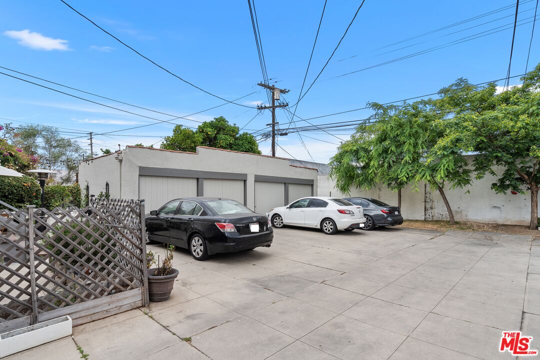 Los Angeles, California, 90019, United States, 6 Bedrooms Bedrooms, ,Residential,For Sale,1908523