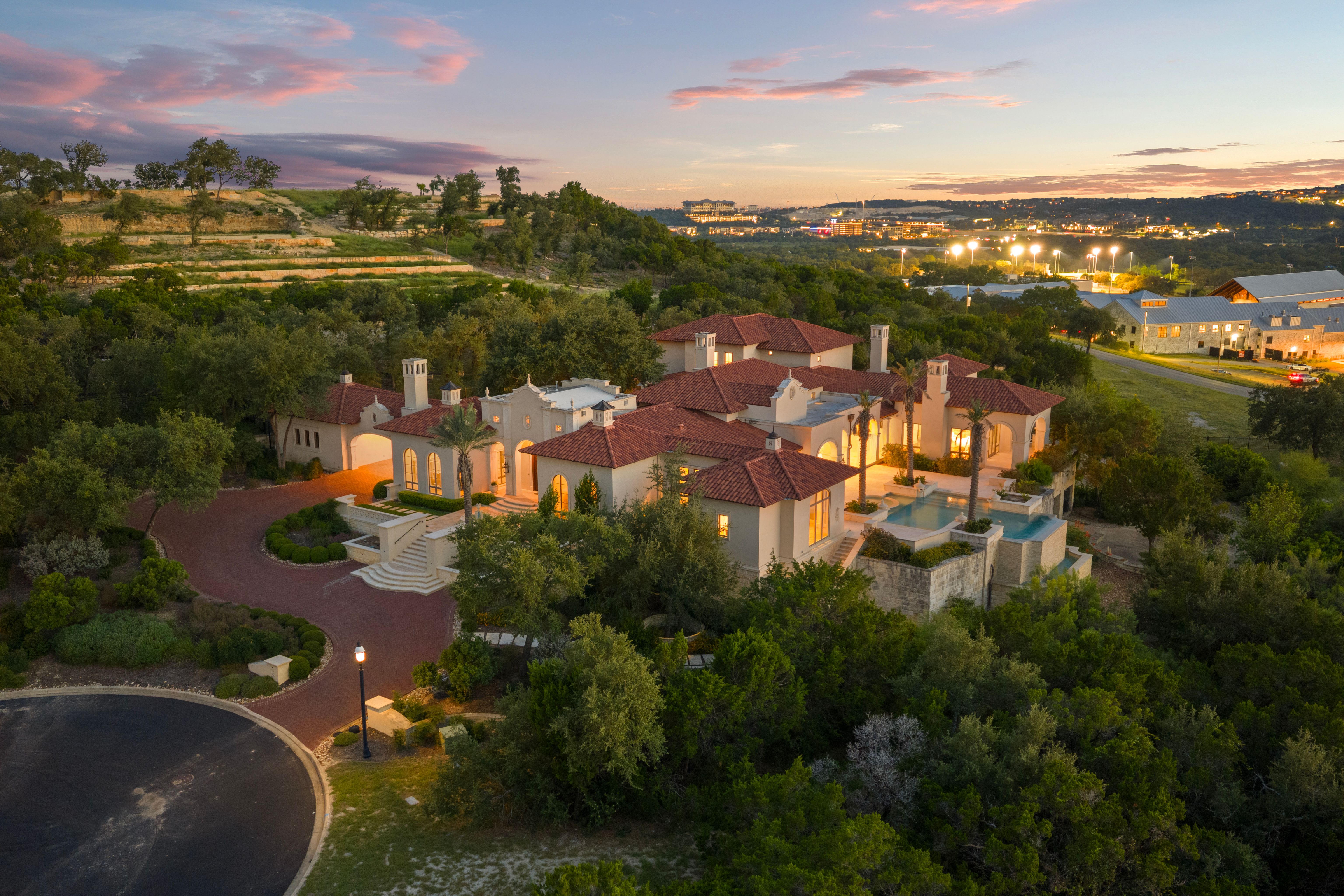  Mediterranean Style Estate in The Dominion - 物件實景