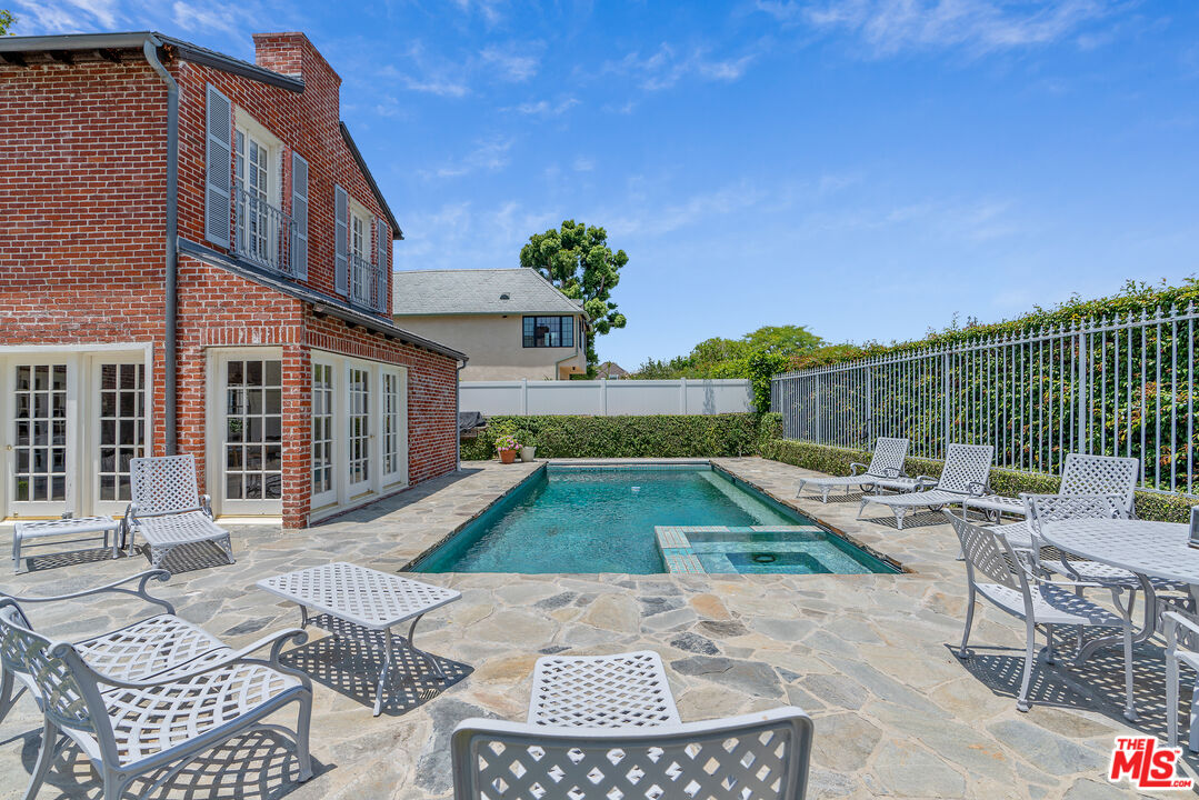 Los Angeles, California, 90004, United States, 6 Bedrooms Bedrooms, ,7 BathroomsBathrooms,Residential,For Sale,1907510