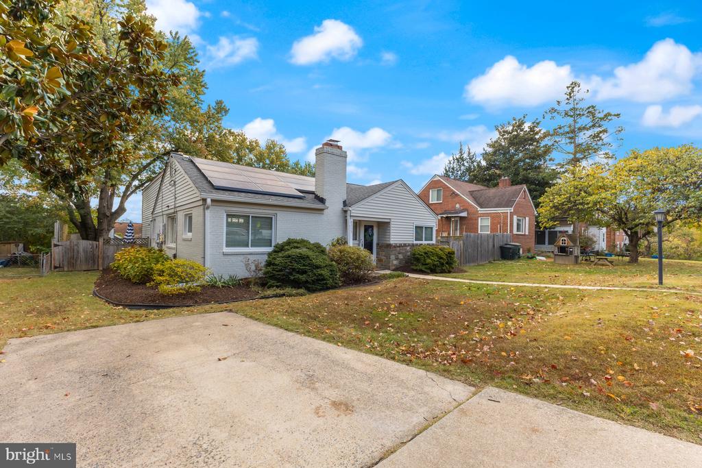 Takoma Park, Maryland, 20912, United States, 2 Bedrooms Bedrooms, ,2 BathroomsBathrooms,Residential,For Sale,1974718