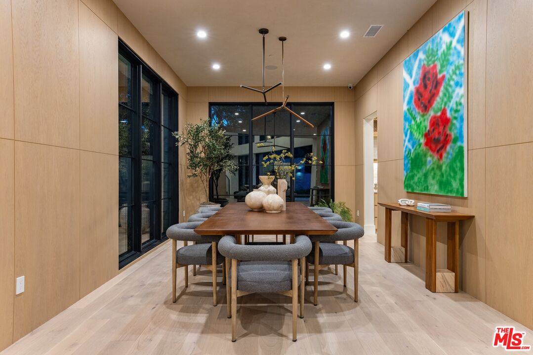 Los Angeles, California, 90049, United States, 5 Bedrooms Bedrooms, ,3 BathroomsBathrooms,Residential,For Sale,1839044