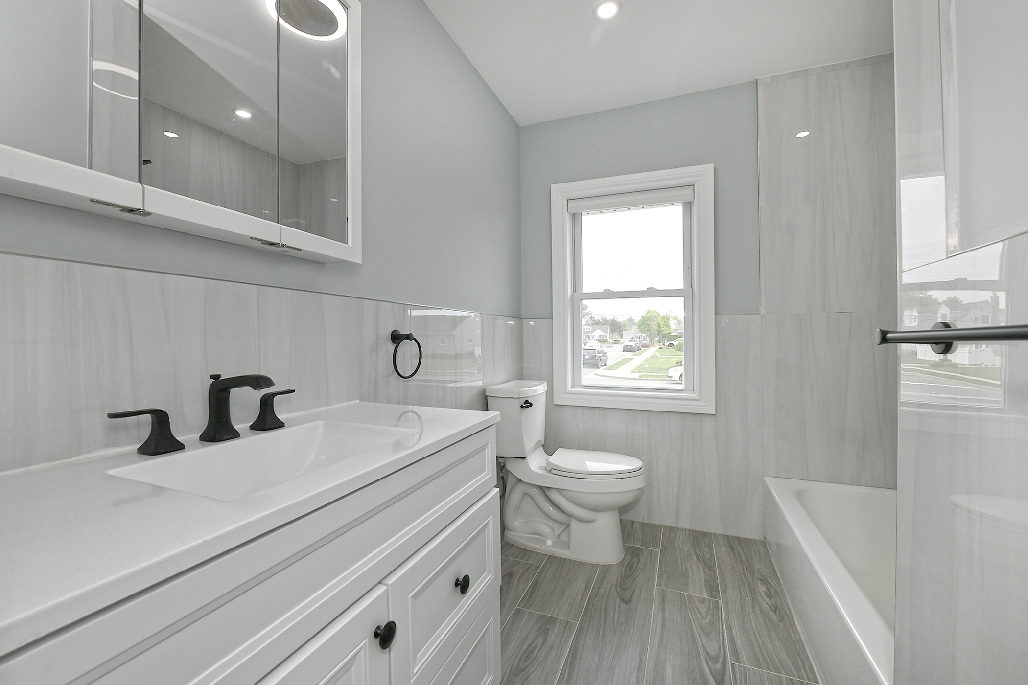 Farmingdale, New York, 11735, United States, 3 Bedrooms Bedrooms, ,2 BathroomsBathrooms,Residential,For Sale,1928376