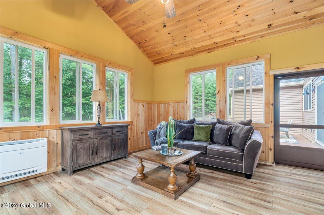 Queensbury, New York, 12804, United States, 3 Bedrooms Bedrooms, ,4 BathroomsBathrooms,Residential,For Sale,1986274