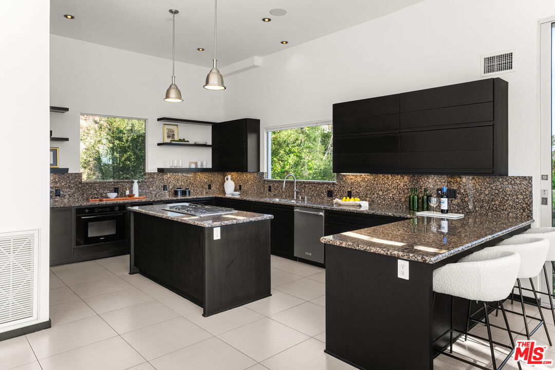 Los Angeles, California, 90049, United States, 4 Bedrooms Bedrooms, ,5 BathroomsBathrooms,Residential,For Sale,1901289