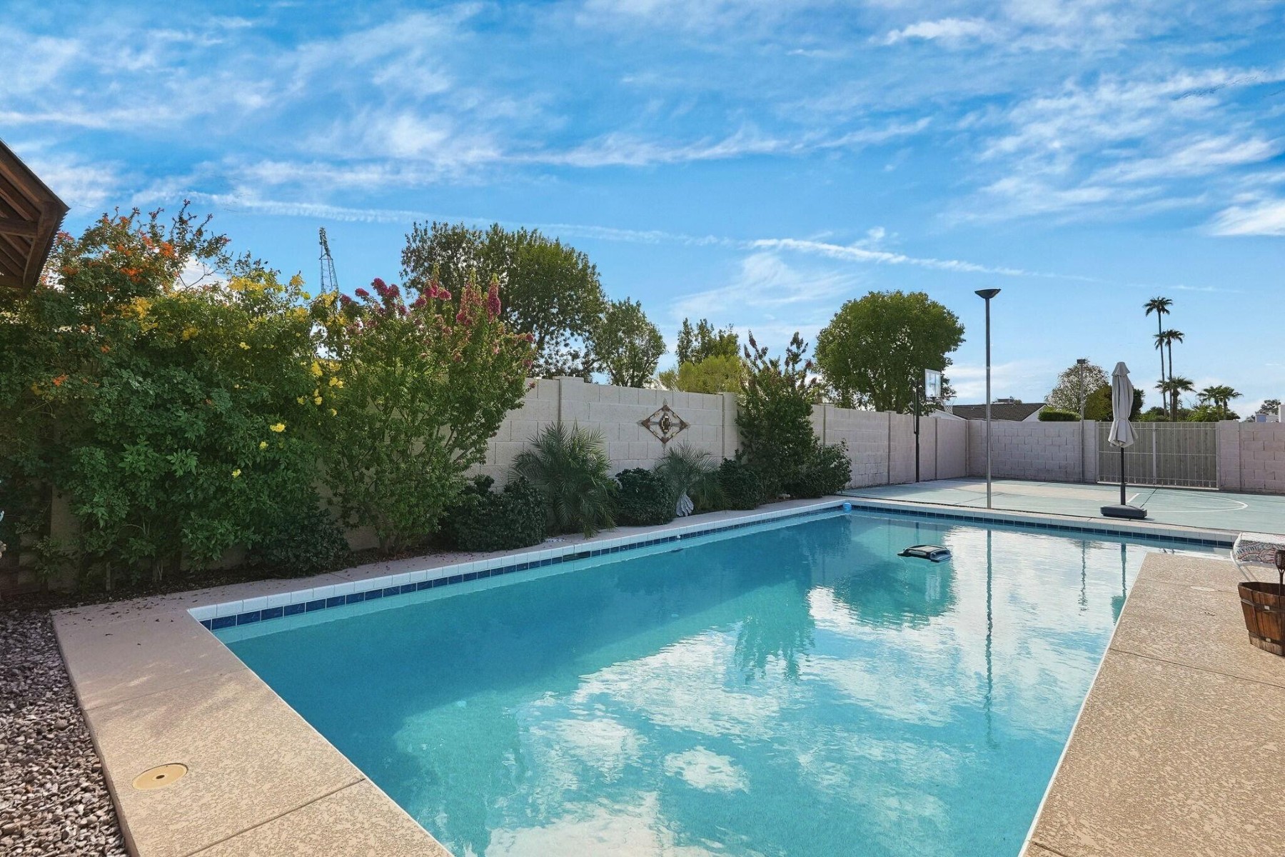  301 E Helena Drive  Phoenix, AZ - 物件實景