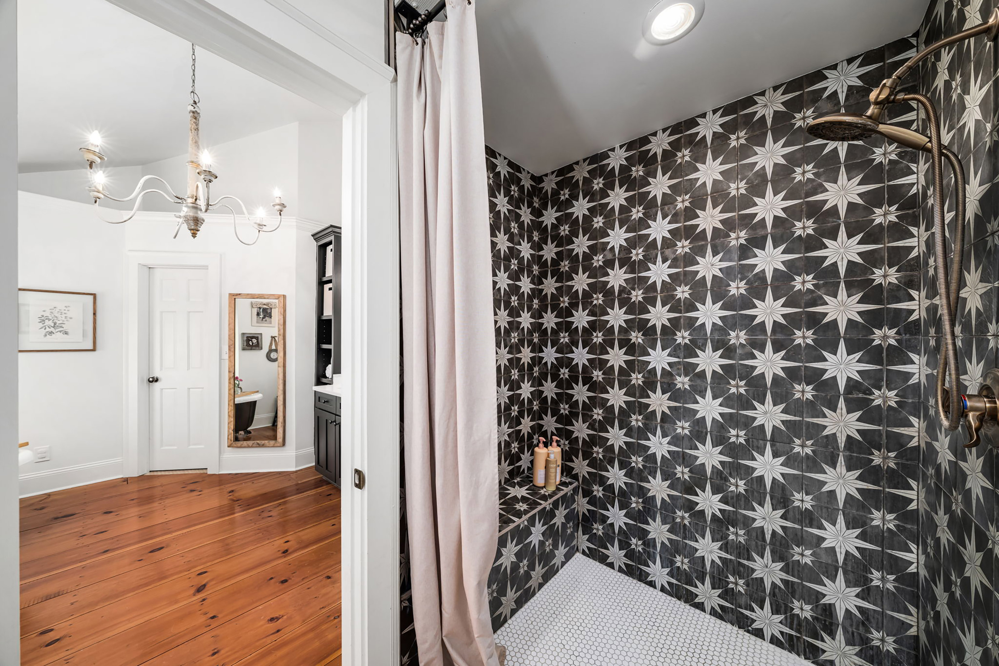  Live Timeless in Coveted Farmhouse on 4+ Private Gated Acres In Roswell - 物件實景