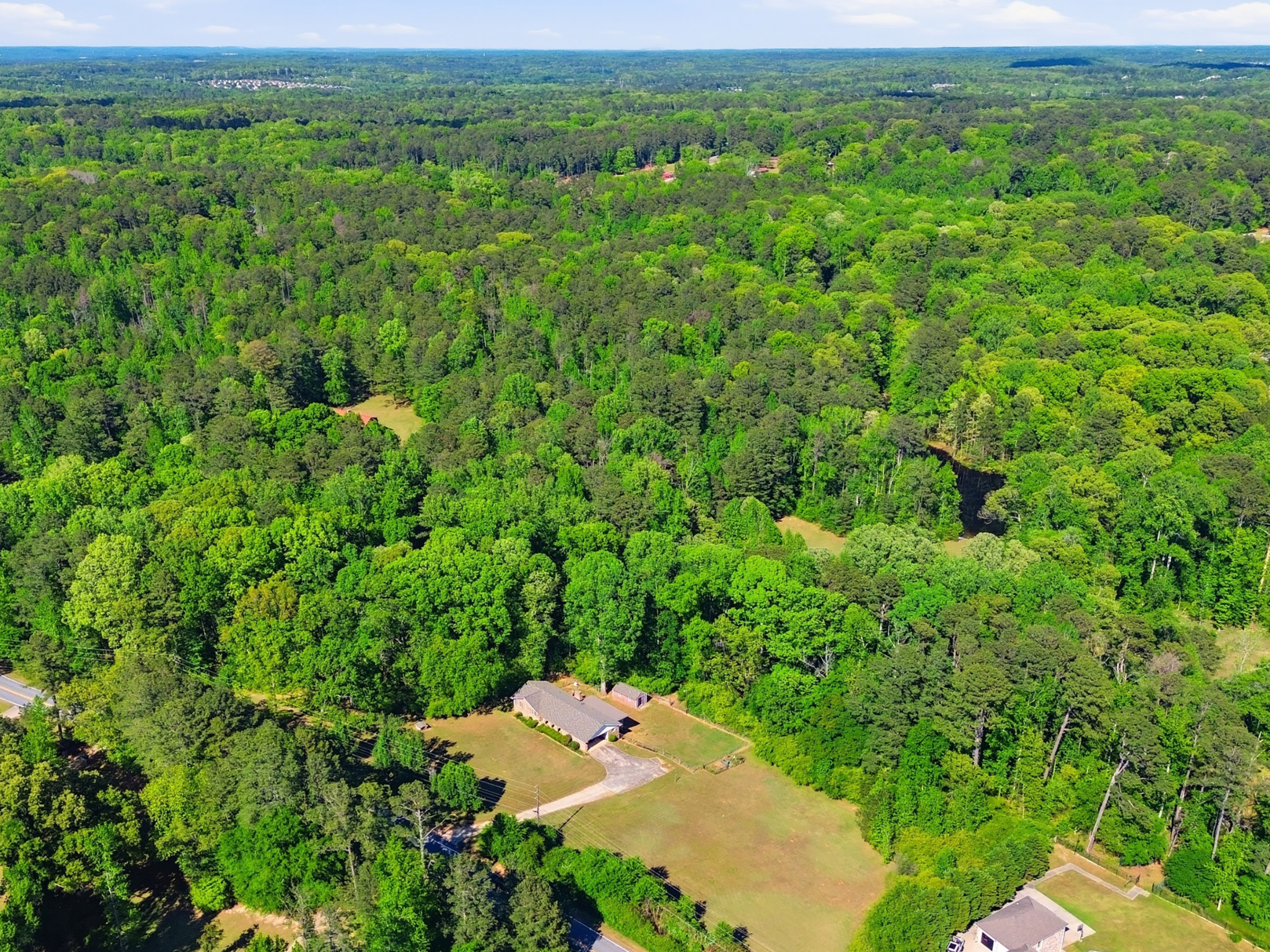  Brick Ranch Perfectly Positioned on 27 Acres with Pond - 物件實景