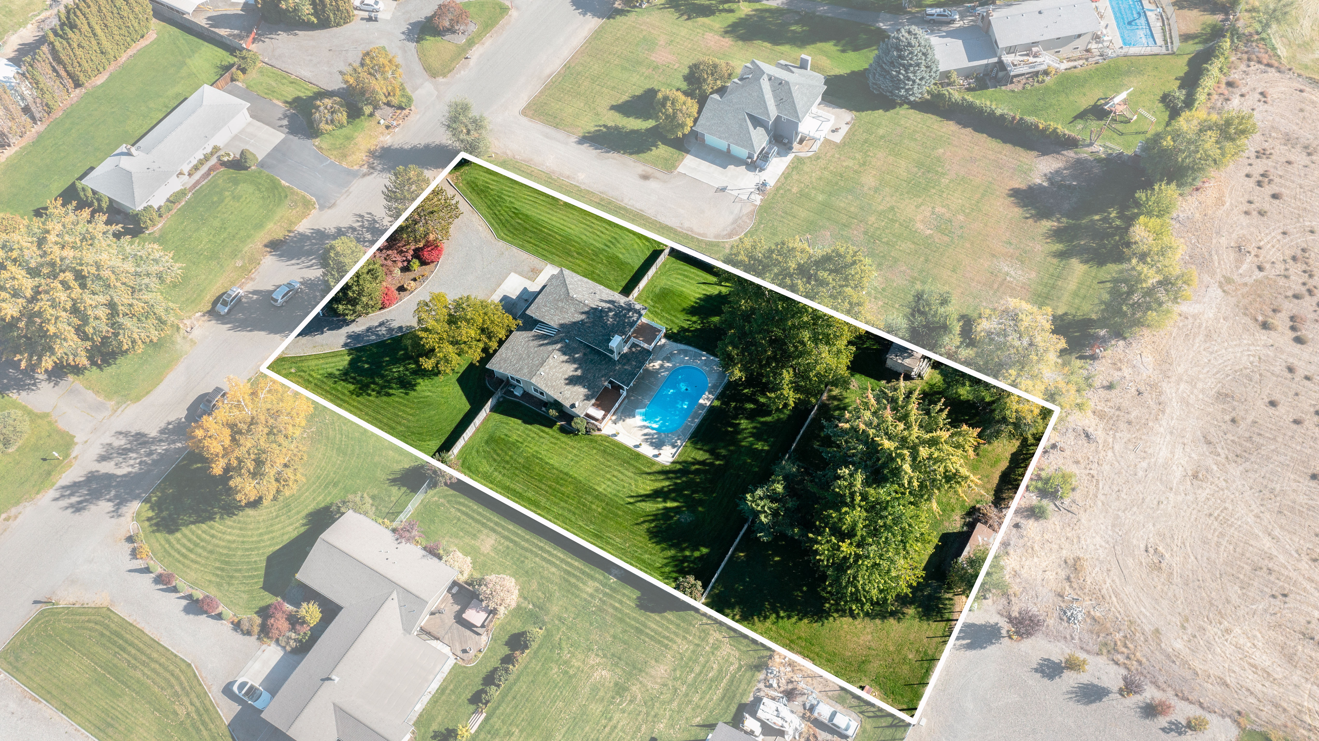  Property with a POOL and room for a shop - 物件實景