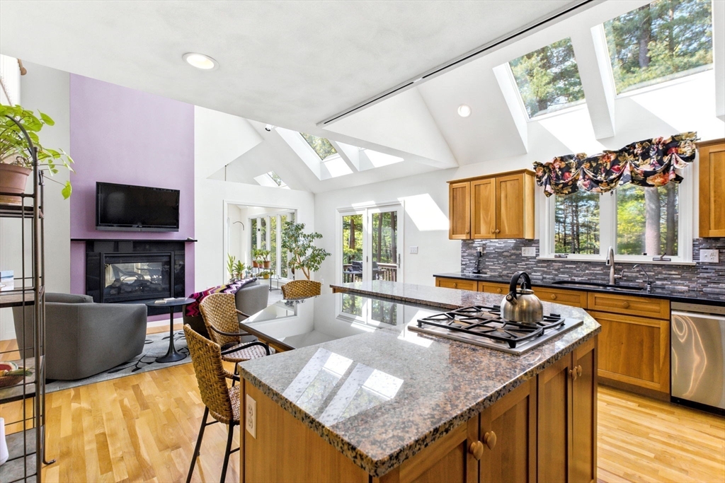 Middleton, Massachusetts, 01949, United States, 4 Bedrooms Bedrooms, ,3 BathroomsBathrooms,Residential,For Sale,2048371