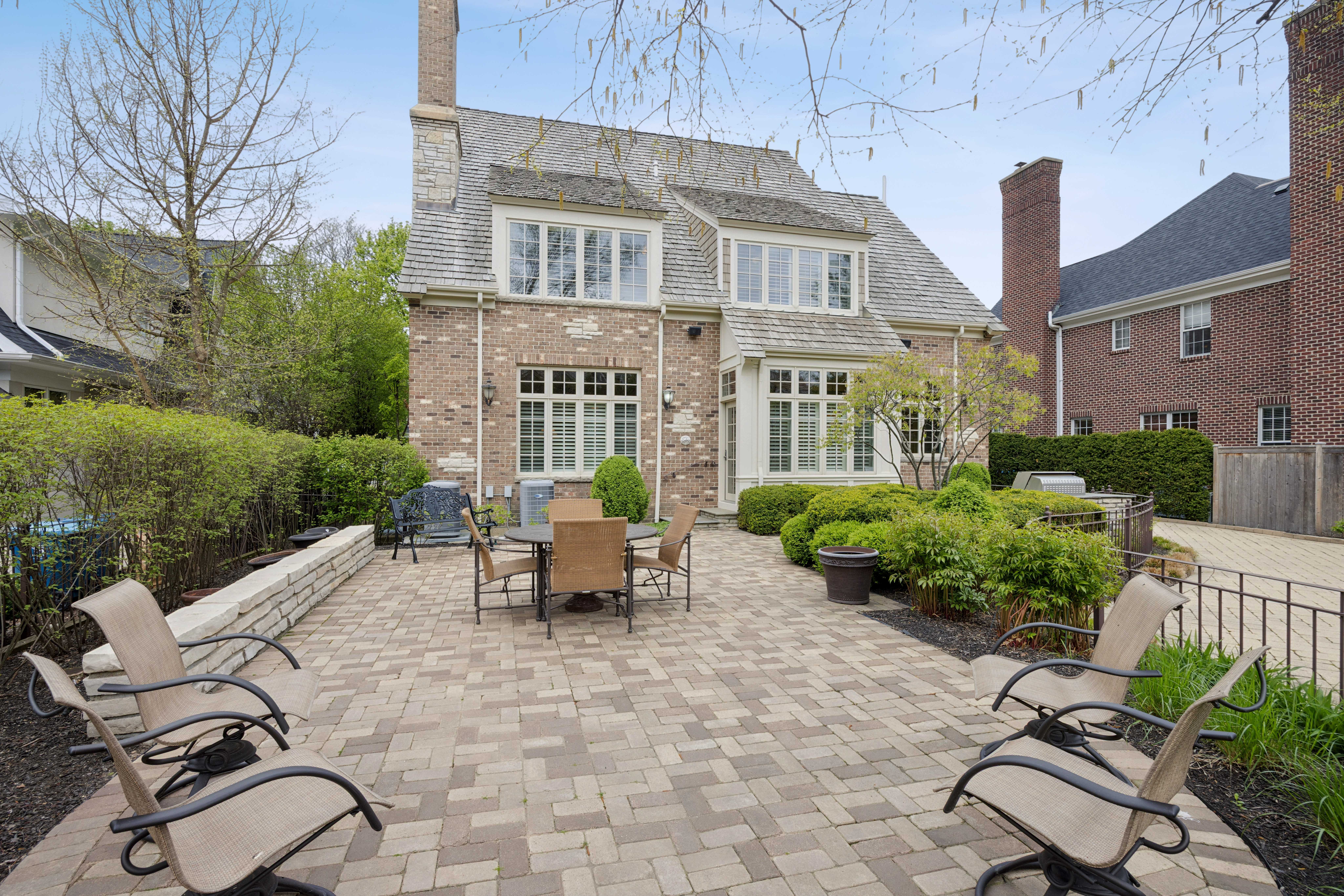  Impressive Cedar and Sstone Home in A+ Sought After Location - 物件實景