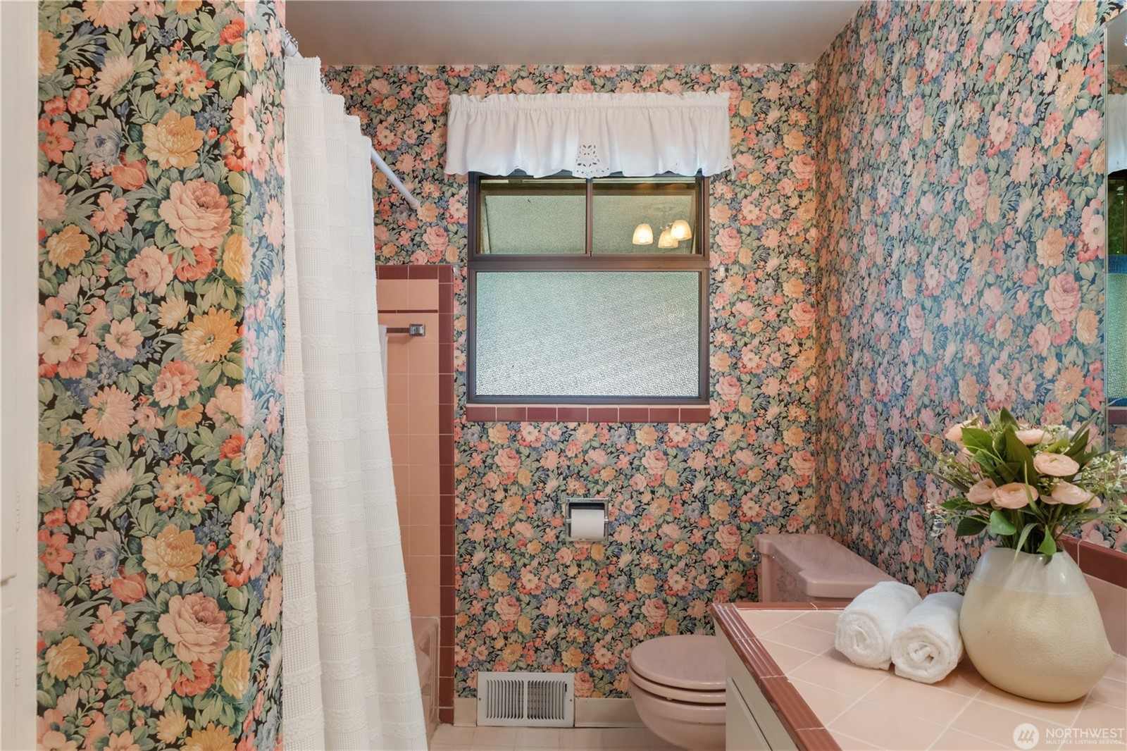 Kirkland, Washington, 98033, United States, 3 Bedrooms Bedrooms, ,2 BathroomsBathrooms,Residential,For Sale,1904417