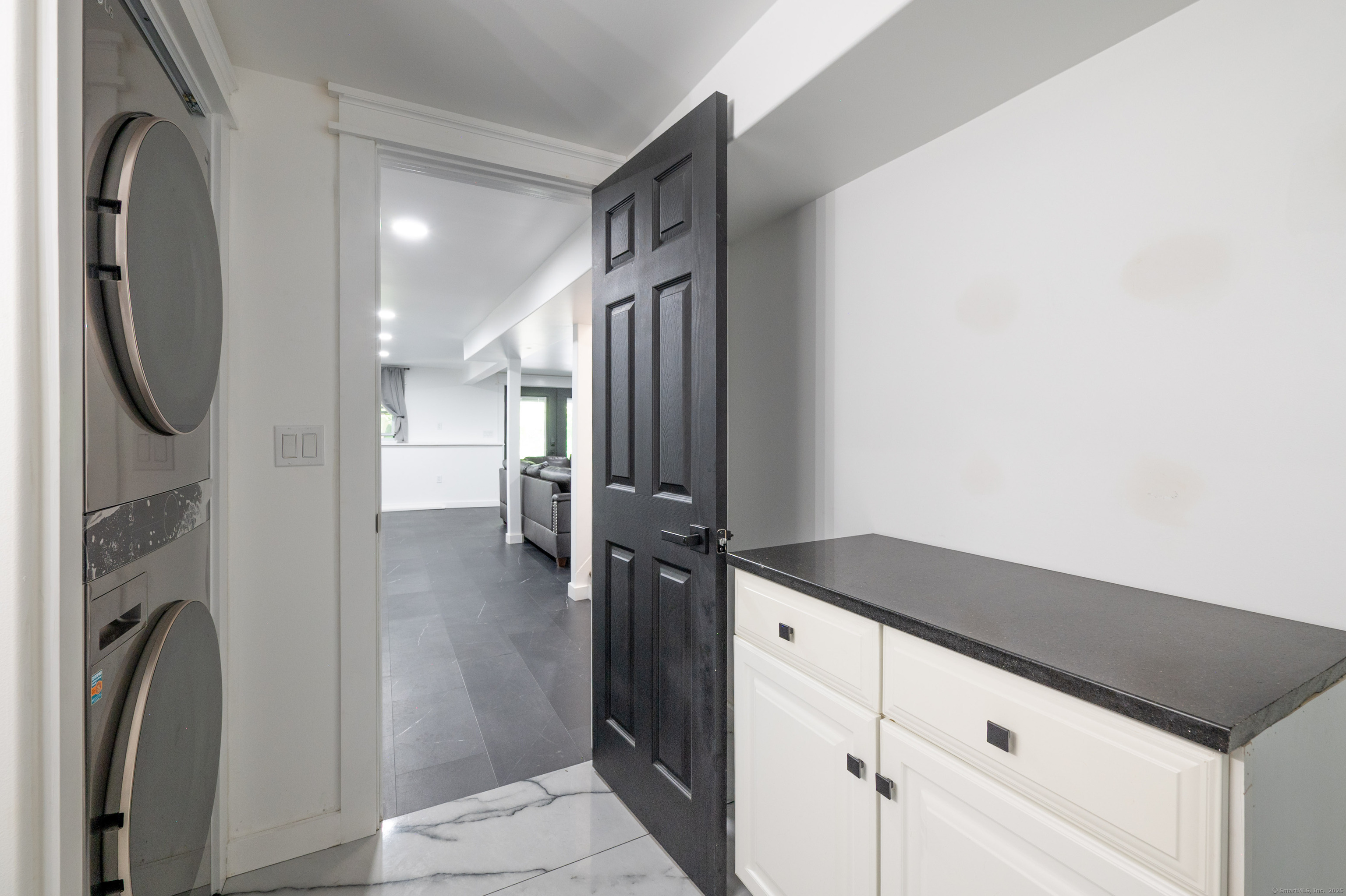 New Milford, Connecticut, 06776, United States, 2 Bedrooms Bedrooms, ,2 BathroomsBathrooms,Residential,For Sale,1927080