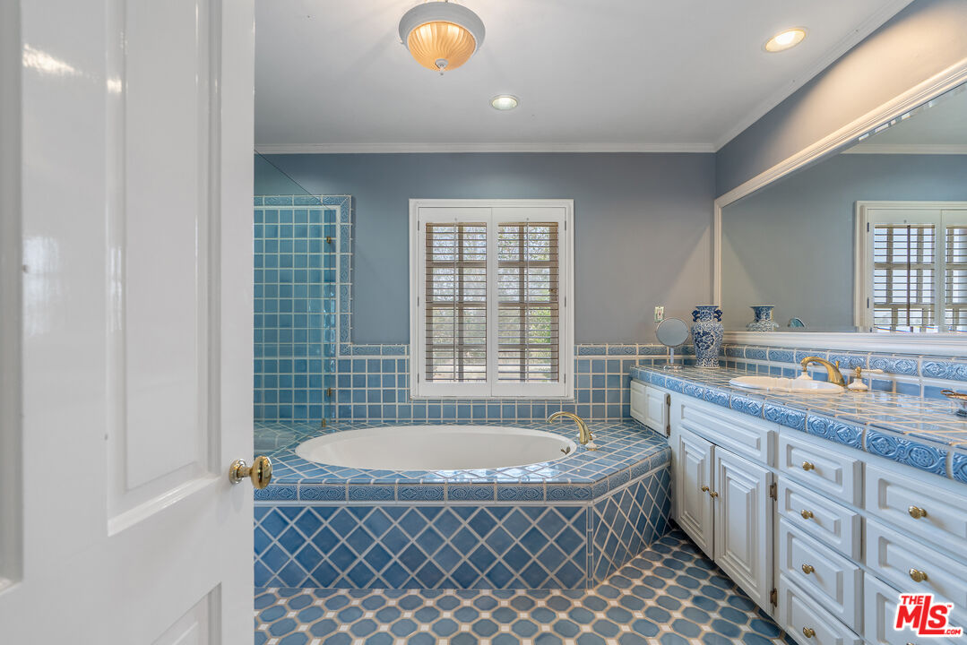 Los Angeles, California, 90004, United States, 6 Bedrooms Bedrooms, ,7 BathroomsBathrooms,Residential,For Sale,1907510