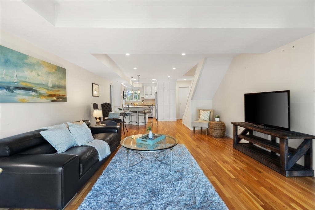 Marblehead, Massachusetts, 01945, United States, 2 Bedrooms Bedrooms, ,2 BathroomsBathrooms,Residential,For Sale,1895462