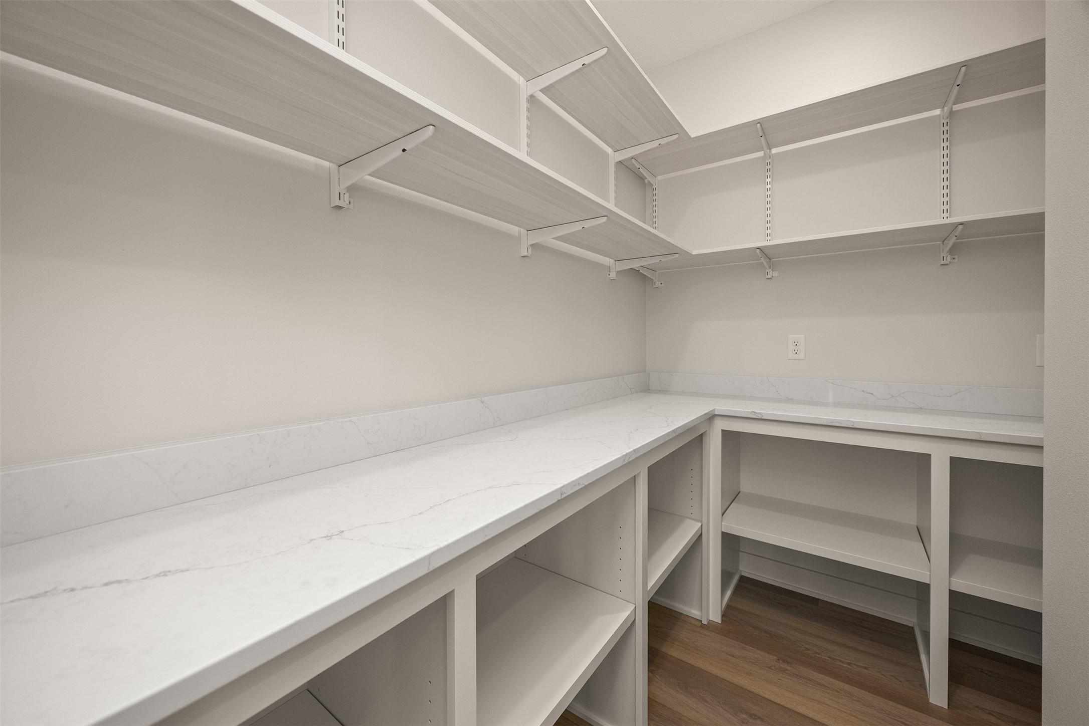 Urbandale, Iowa, 50323, United States, 4 Bedrooms Bedrooms, ,3 BathroomsBathrooms,Residential,For Sale,1975172