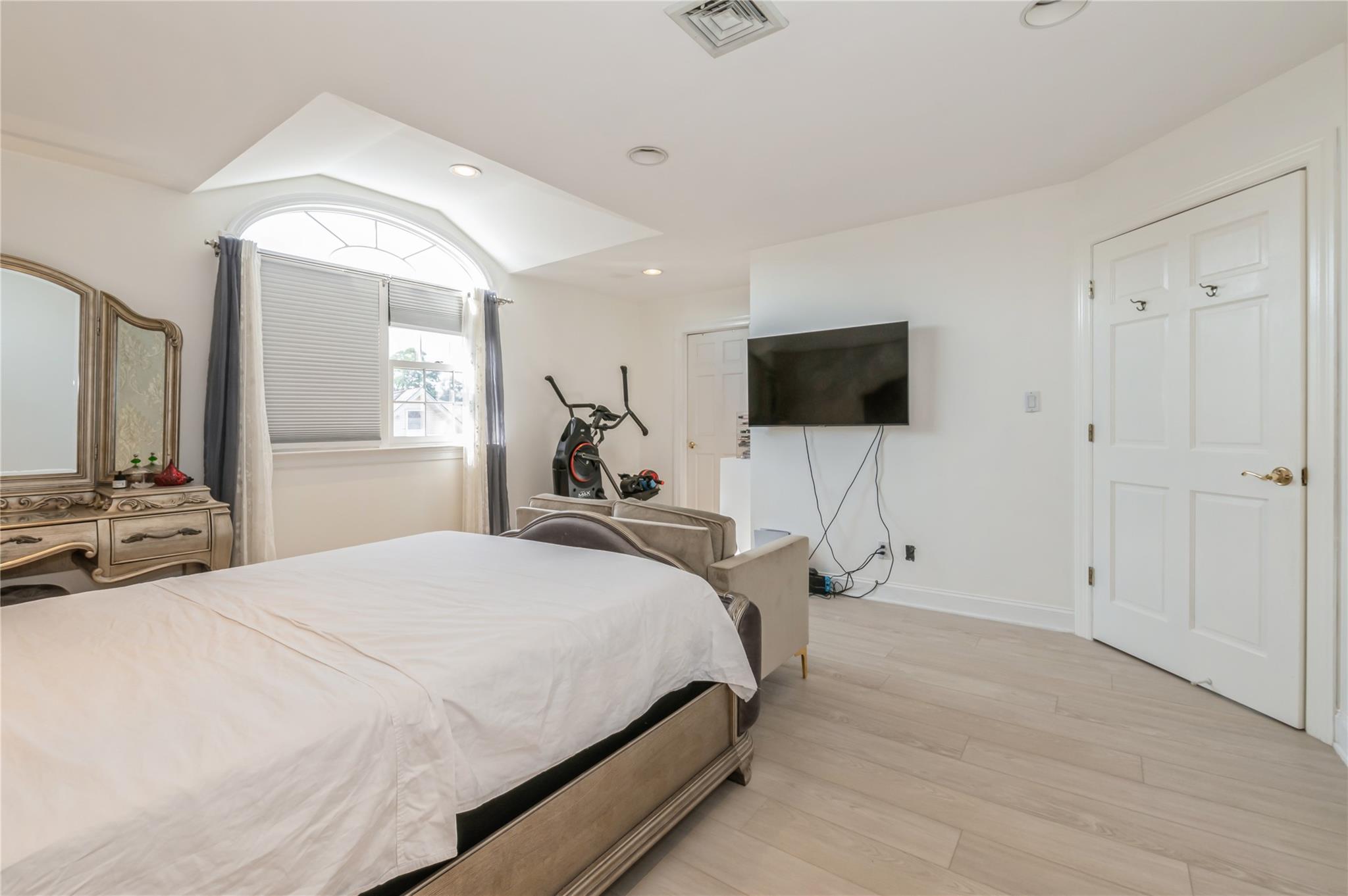 Howard Beach, New York, 11414, United States, 3 Bedrooms Bedrooms, ,2 BathroomsBathrooms,Residential,For Sale,1908701
