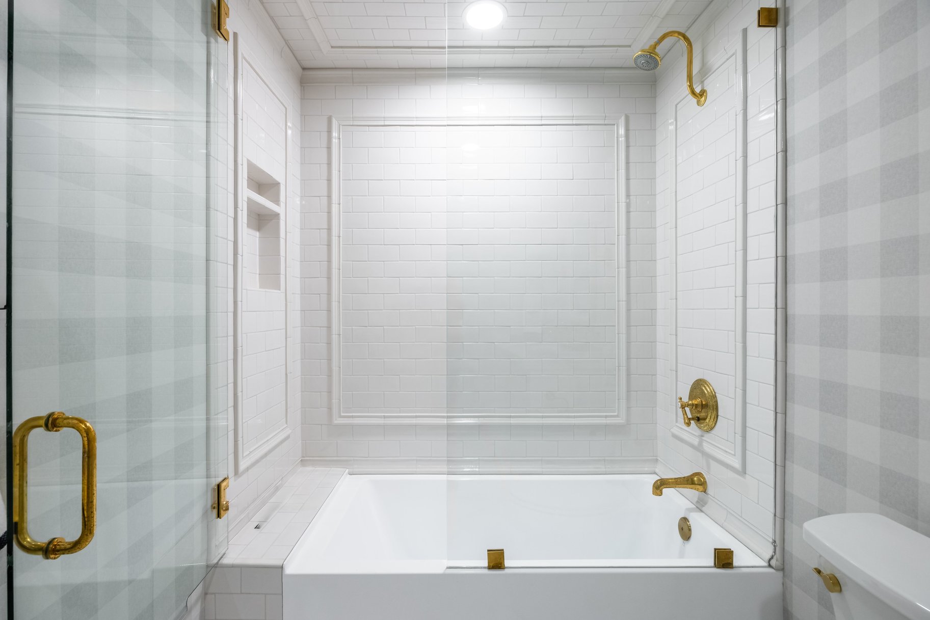  Timeless Colonial Charm Meets Refined Modern Luxury In This Storybook Retreat - 物件實景